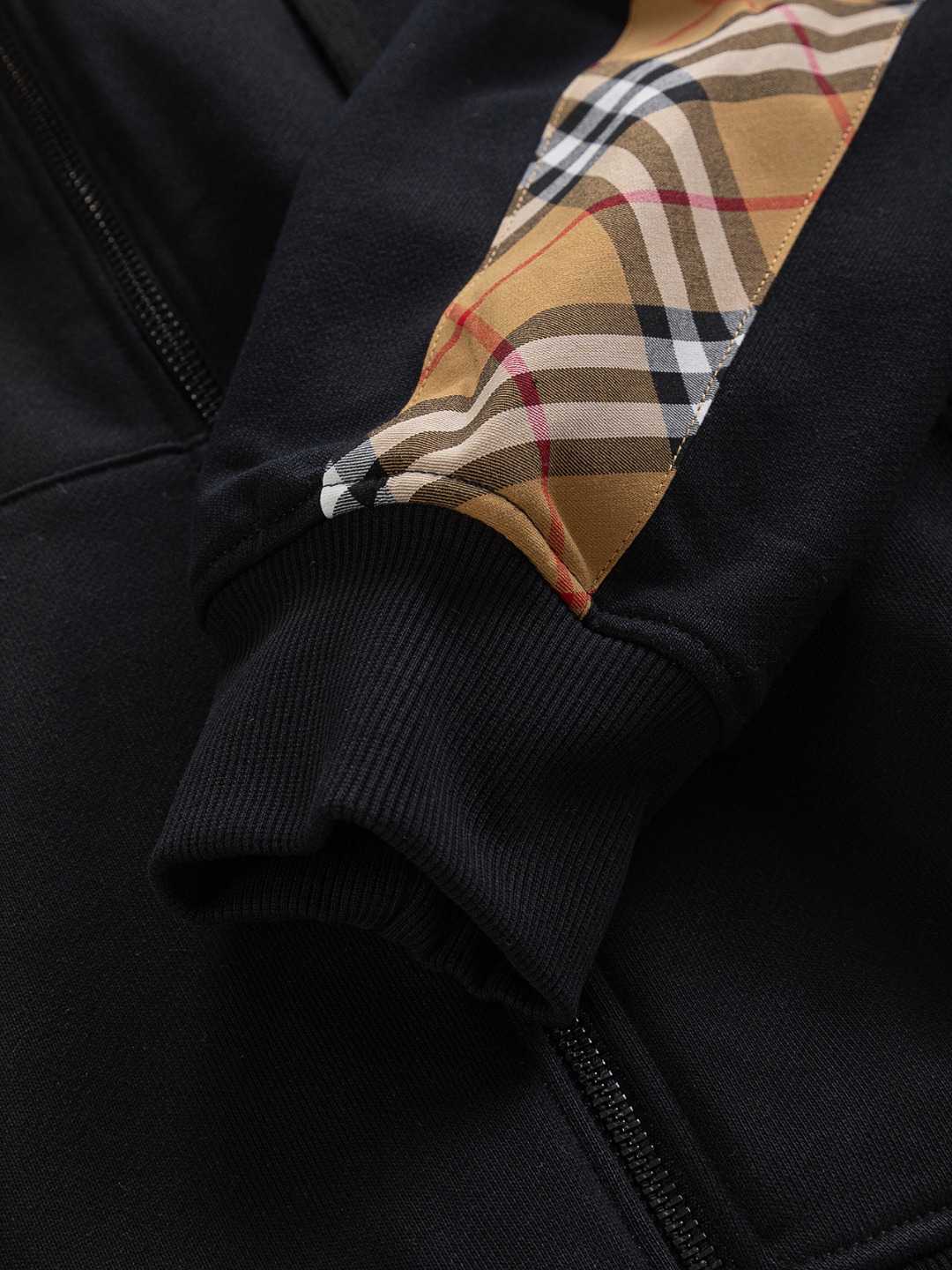 P210 BURBERRY BBR 巴宝莉 战马 bbr 微宽版型S-XL
BBR 25SS秋冬新款Vintage格纹裁片棉质连帽卫衣,格纹拼接情侣款卫衣,百搭高克数纯棉连帽卫衣!这款翻面绒棉质卫衣外套,设有对比感连帽。衣袖裁片采用 Vintage 复古格纹羊毛棉质混纺法兰绒面料,绣有 Thomas Burberry 专属标识。外形清爽干练,浅灰色净面搭配巴宝莉的经典格子设计真的太爱了,经典格子设计由帽子延伸到手臂,两边的手臂完美对称,整衣格纹定位裁剪,胸口BT小刺绣,低调又高级~完全遵循zg的材质厚度,所以上身整体层次感非常强烈,不像市场版本采用了市场面料非常薄上身完全没有垂坠感!这种时髦个性的印花刺绣设计加上抽绳处采用了激光雕刻的五金
完美的彰显了BUR品牌的存在感,极具辨识度整体给人一种简约高规又基础
并且整体更是采用宽松版型打造,时尚跟高街休闲风格更强!!480克洗手面料,份量感十足,柔软舒适是基本,透气度和保暖度兼并才是惊喜!整体的触感极为舒适,亲肤效果也是极佳。OV版型方面也是完美穿搭效果,完美的符合各种穿搭场合的所需。极为非凡,档次与魅力更是极为的出色亮眼,更能够彰显品牌规格与你对于时尚的追求!!期待各位粉丝的完美演绎!!
颜色:黑色,灰色。
尺码:S-XL
尺寸表:
S:肩宽51-胸围56-衣长69
M:肩宽52.5-胸围58-衣长71
L:肩宽54-胸围60-衣长73
XL:肩宽55.5-胸围62-衣长75