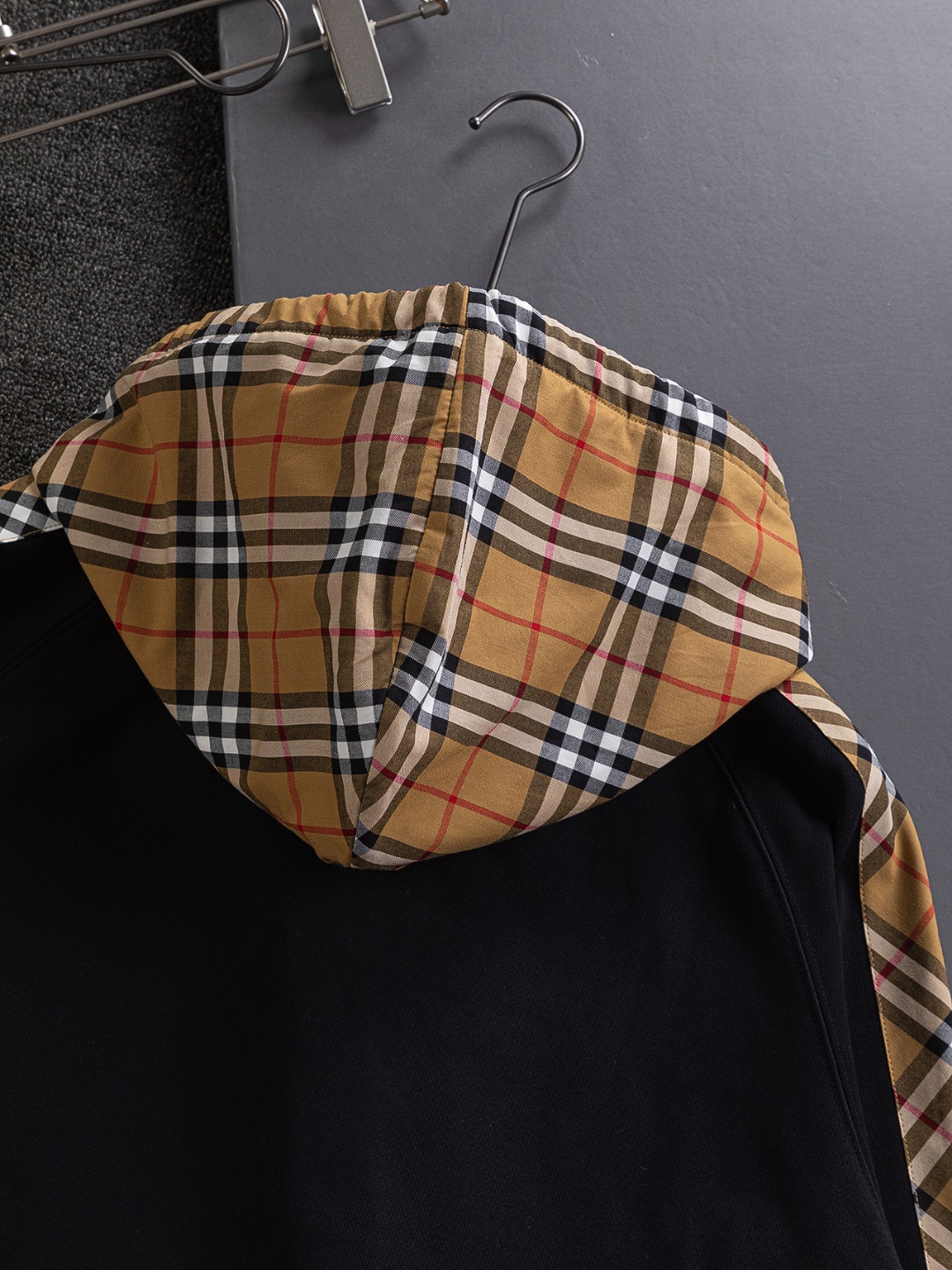 P210 BURBERRY BBR 巴宝莉 战马 bbr 微宽版型S-XL
BBR 25SS秋冬新款Vintage格纹裁片棉质连帽卫衣,格纹拼接情侣款卫衣,百搭高克数纯棉连帽卫衣!这款翻面绒棉质卫衣外套,设有对比感连帽。衣袖裁片采用 Vintage 复古格纹羊毛棉质混纺法兰绒面料,绣有 Thomas Burberry 专属标识。外形清爽干练,浅灰色净面搭配巴宝莉的经典格子设计真的太爱了,经典格子设计由帽子延伸到手臂,两边的手臂完美对称,整衣格纹定位裁剪,胸口BT小刺绣,低调又高级~完全遵循zg的材质厚度,所以上身整体层次感非常强烈,不像市场版本采用了市场面料非常薄上身完全没有垂坠感!这种时髦个性的印花刺绣设计加上抽绳处采用了激光雕刻的五金
完美的彰显了BUR品牌的存在感,极具辨识度整体给人一种简约高规又基础
并且整体更是采用宽松版型打造,时尚跟高街休闲风格更强!!480克洗手面料,份量感十足,柔软舒适是基本,透气度和保暖度兼并才是惊喜!整体的触感极为舒适,亲肤效果也是极佳。OV版型方面也是完美穿搭效果,完美的符合各种穿搭场合的所需。极为非凡,档次与魅力更是极为的出色亮眼,更能够彰显品牌规格与你对于时尚的追求!!期待各位粉丝的完美演绎!!
颜色:黑色,灰色。
尺码:S-XL
尺寸表:
S:肩宽51-胸围56-衣长69
M:肩宽52.5-胸围58-衣长71
L:肩宽54-胸围60-衣长73
XL:肩宽55.5-胸围62-衣长75