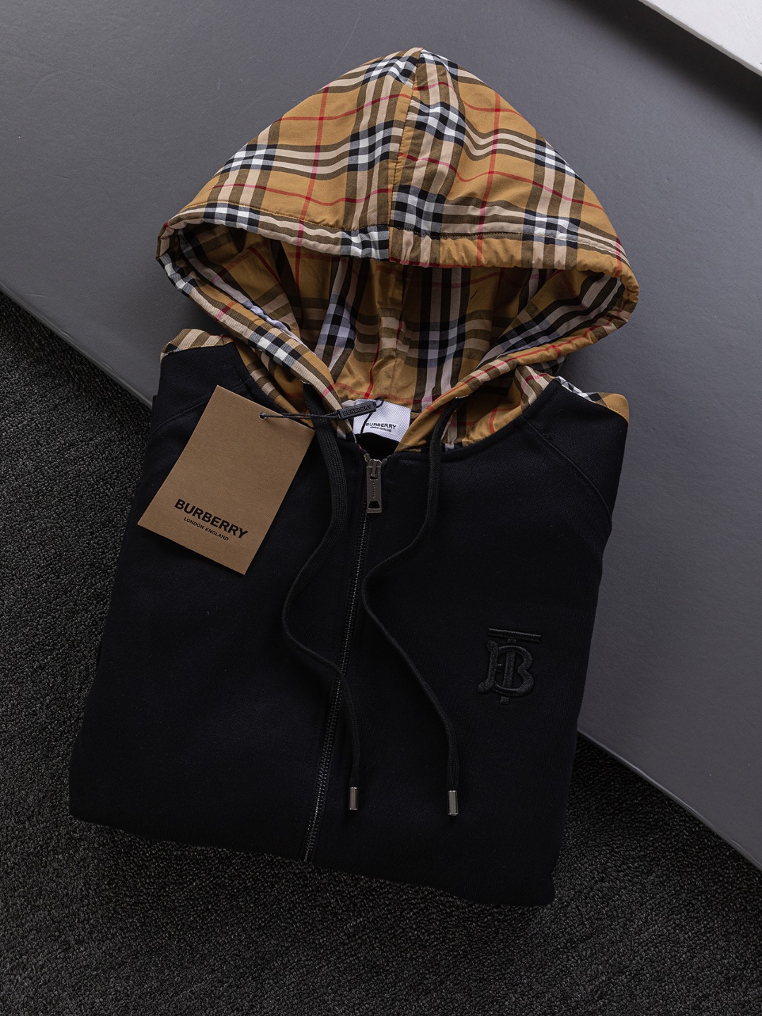P210 BURBERRY BBR 巴宝莉 战马 bbr 微宽版型S-XL
BBR 25SS秋冬新款Vintage格纹裁片棉质连帽卫衣,格纹拼接情侣款卫衣,百搭高克数纯棉连帽卫衣!这款翻面绒棉质卫衣外套,设有对比感连帽。衣袖裁片采用 Vintage 复古格纹羊毛棉质混纺法兰绒面料,绣有 Thomas Burberry 专属标识。外形清爽干练,浅灰色净面搭配巴宝莉的经典格子设计真的太爱了,经典格子设计由帽子延伸到手臂,两边的手臂完美对称,整衣格纹定位裁剪,胸口BT小刺绣,低调又高级~完全遵循zg的材质厚度,所以上身整体层次感非常强烈,不像市场版本采用了市场面料非常薄上身完全没有垂坠感!这种时髦个性的印花刺绣设计加上抽绳处采用了激光雕刻的五金
完美的彰显了BUR品牌的存在感,极具辨识度整体给人一种简约高规又基础
并且整体更是采用宽松版型打造,时尚跟高街休闲风格更强!!480克洗手面料,份量感十足,柔软舒适是基本,透气度和保暖度兼并才是惊喜!整体的触感极为舒适,亲肤效果也是极佳。OV版型方面也是完美穿搭效果,完美的符合各种穿搭场合的所需。极为非凡,档次与魅力更是极为的出色亮眼,更能够彰显品牌规格与你对于时尚的追求!!期待各位粉丝的完美演绎!!
颜色:黑色,灰色。
尺码:S-XL
尺寸表:
S:肩宽51-胸围56-衣长69
M:肩宽52.5-胸围58-衣长71
L:肩宽54-胸围60-衣长73
XL:肩宽55.5-胸围62-衣长75