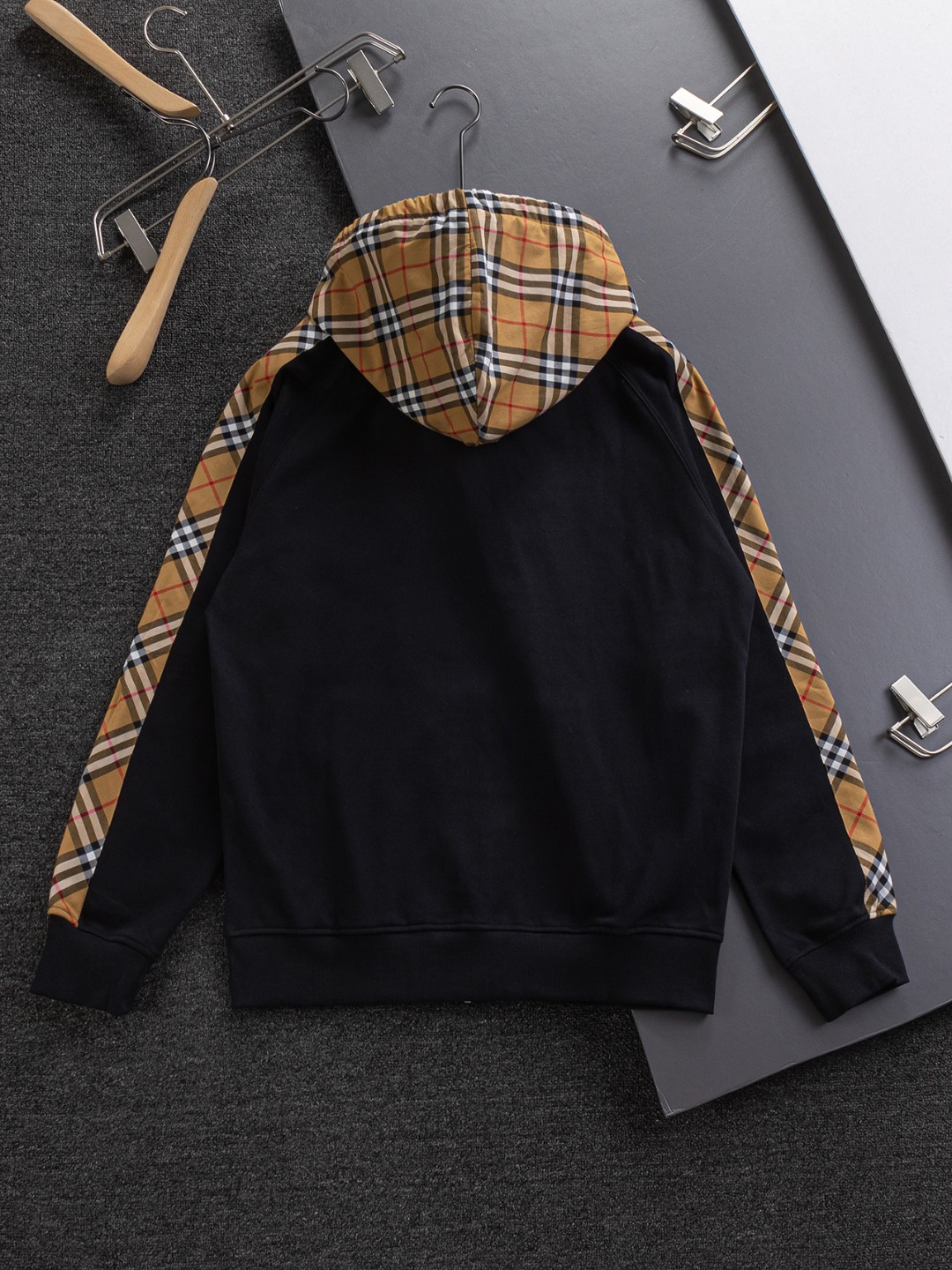 P210 BURBERRY BBR 巴宝莉 战马 bbr 微宽版型S-XL
BBR 25SS秋冬新款Vintage格纹裁片棉质连帽卫衣,格纹拼接情侣款卫衣,百搭高克数纯棉连帽卫衣!这款翻面绒棉质卫衣外套,设有对比感连帽。衣袖裁片采用 Vintage 复古格纹羊毛棉质混纺法兰绒面料,绣有 Thomas Burberry 专属标识。外形清爽干练,浅灰色净面搭配巴宝莉的经典格子设计真的太爱了,经典格子设计由帽子延伸到手臂,两边的手臂完美对称,整衣格纹定位裁剪,胸口BT小刺绣,低调又高级~完全遵循zg的材质厚度,所以上身整体层次感非常强烈,不像市场版本采用了市场面料非常薄上身完全没有垂坠感!这种时髦个性的印花刺绣设计加上抽绳处采用了激光雕刻的五金
完美的彰显了BUR品牌的存在感,极具辨识度整体给人一种简约高规又基础
并且整体更是采用宽松版型打造,时尚跟高街休闲风格更强!!480克洗手面料,份量感十足,柔软舒适是基本,透气度和保暖度兼并才是惊喜!整体的触感极为舒适,亲肤效果也是极佳。OV版型方面也是完美穿搭效果,完美的符合各种穿搭场合的所需。极为非凡,档次与魅力更是极为的出色亮眼,更能够彰显品牌规格与你对于时尚的追求!!期待各位粉丝的完美演绎!!
颜色:黑色,灰色。
尺码:S-XL
尺寸表:
S:肩宽51-胸围56-衣长69
M:肩宽52.5-胸围58-衣长71
L:肩宽54-胸围60-衣长73
XL:肩宽55.5-胸围62-衣长75