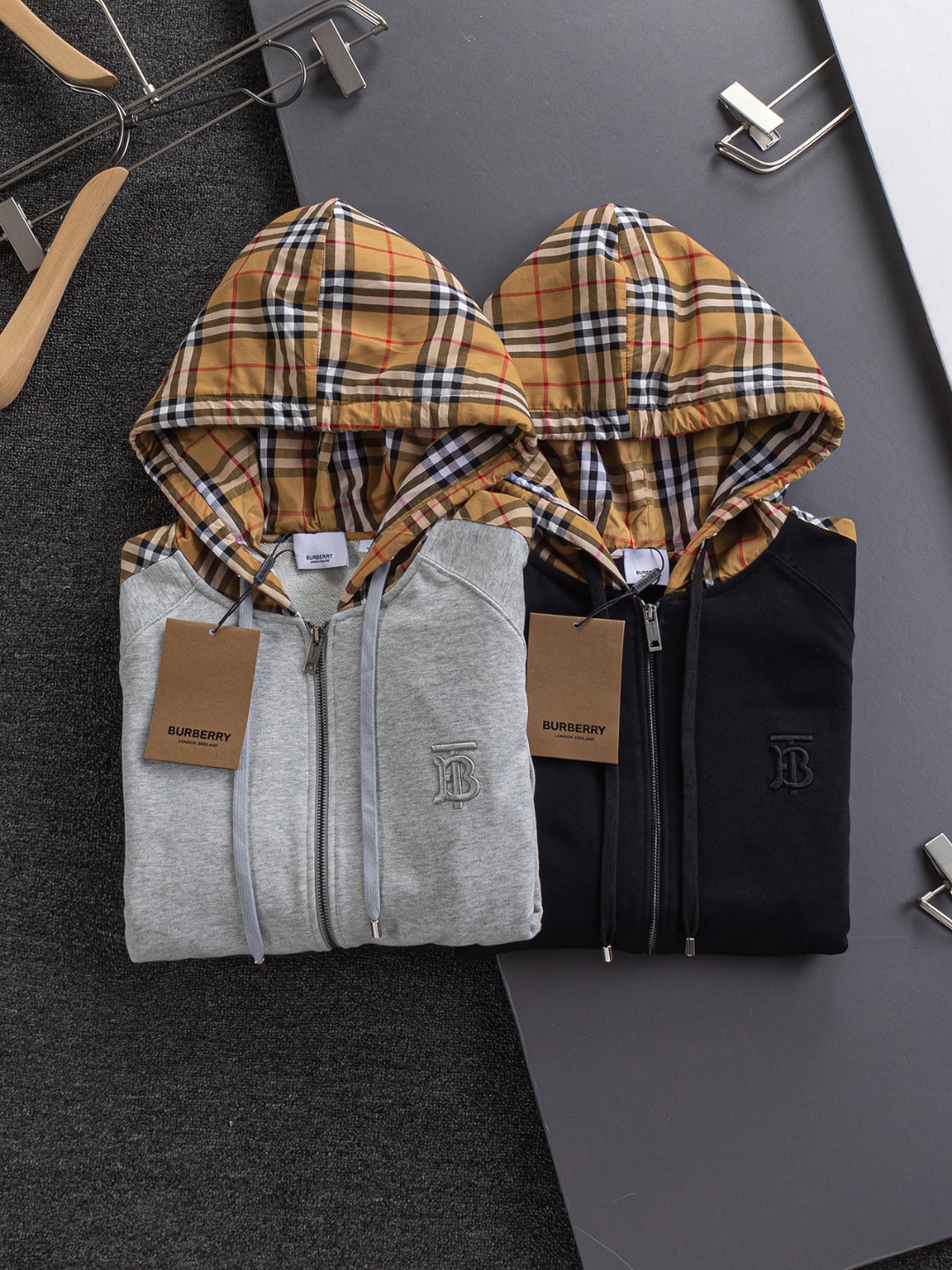 P210 BURBERRY BBR 巴宝莉 战马 bbr 微宽版型S-XL
BBR 25SS秋冬新款Vintage格纹裁片棉质连帽卫衣,格纹拼接情侣款卫衣,百搭高克数纯棉连帽卫衣!这款翻面绒棉质卫衣外套,设有对比感连帽。衣袖裁片采用 Vintage 复古格纹羊毛棉质混纺法兰绒面料,绣有 Thomas Burberry 专属标识。外形清爽干练,浅灰色净面搭配巴宝莉的经典格子设计真的太爱了,经典格子设计由帽子延伸到手臂,两边的手臂完美对称,整衣格纹定位裁剪,胸口BT小刺绣,低调又高级~完全遵循zg的材质厚度,所以上身整体层次感非常强烈,不像市场版本采用了市场面料非常薄上身完全没有垂坠感!这种时髦个性的印花刺绣设计加上抽绳处采用了激光雕刻的五金
完美的彰显了BUR品牌的存在感,极具辨识度整体给人一种简约高规又基础
并且整体更是采用宽松版型打造,时尚跟高街休闲风格更强!!480克洗手面料,份量感十足,柔软舒适是基本,透气度和保暖度兼并才是惊喜!整体的触感极为舒适,亲肤效果也是极佳。OV版型方面也是完美穿搭效果,完美的符合各种穿搭场合的所需。极为非凡,档次与魅力更是极为的出色亮眼,更能够彰显品牌规格与你对于时尚的追求!!期待各位粉丝的完美演绎!!
颜色:黑色,灰色。
尺码:S-XL
尺寸表:
S:肩宽51-胸围56-衣长69
M:肩宽52.5-胸围58-衣长71
L:肩宽54-胸围60-衣长73
XL:肩宽55.5-胸围62-衣长75