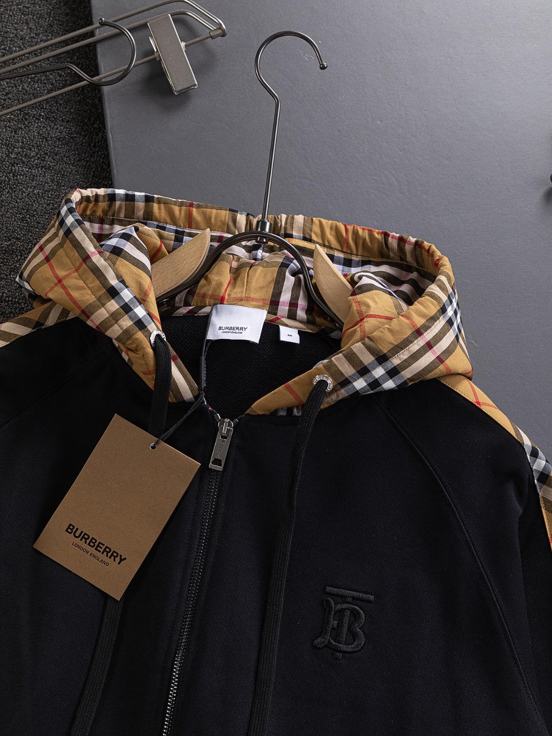 P210 BURBERRY BBR 巴宝莉 战马 bbr 微宽版型S-XL
BBR 25SS秋冬新款Vintage格纹裁片棉质连帽卫衣,格纹拼接情侣款卫衣,百搭高克数纯棉连帽卫衣!这款翻面绒棉质卫衣外套,设有对比感连帽。衣袖裁片采用 Vintage 复古格纹羊毛棉质混纺法兰绒面料,绣有 Thomas Burberry 专属标识。外形清爽干练,浅灰色净面搭配巴宝莉的经典格子设计真的太爱了,经典格子设计由帽子延伸到手臂,两边的手臂完美对称,整衣格纹定位裁剪,胸口BT小刺绣,低调又高级~完全遵循zg的材质厚度,所以上身整体层次感非常强烈,不像市场版本采用了市场面料非常薄上身完全没有垂坠感!这种时髦个性的印花刺绣设计加上抽绳处采用了激光雕刻的五金
完美的彰显了BUR品牌的存在感,极具辨识度整体给人一种简约高规又基础
并且整体更是采用宽松版型打造,时尚跟高街休闲风格更强!!480克洗手面料,份量感十足,柔软舒适是基本,透气度和保暖度兼并才是惊喜!整体的触感极为舒适,亲肤效果也是极佳。OV版型方面也是完美穿搭效果,完美的符合各种穿搭场合的所需。极为非凡,档次与魅力更是极为的出色亮眼,更能够彰显品牌规格与你对于时尚的追求!!期待各位粉丝的完美演绎!!
颜色:黑色,灰色。
尺码:S-XL
尺寸表:
S:肩宽51-胸围56-衣长69
M:肩宽52.5-胸围58-衣长71
L:肩宽54-胸围60-衣长73
XL:肩宽55.5-胸围62-衣长75