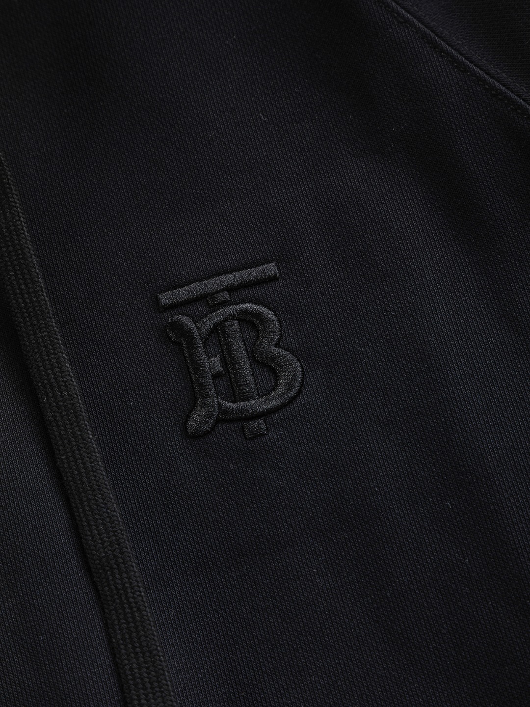 P210 BURBERRY BBR 巴宝莉 战马 bbr 微宽版型S-XL
BBR 25SS秋冬新款Vintage格纹裁片棉质连帽卫衣,格纹拼接情侣款卫衣,百搭高克数纯棉连帽卫衣!这款翻面绒棉质卫衣外套,设有对比感连帽。衣袖裁片采用 Vintage 复古格纹羊毛棉质混纺法兰绒面料,绣有 Thomas Burberry 专属标识。外形清爽干练,浅灰色净面搭配巴宝莉的经典格子设计真的太爱了,经典格子设计由帽子延伸到手臂,两边的手臂完美对称,整衣格纹定位裁剪,胸口BT小刺绣,低调又高级~完全遵循zg的材质厚度,所以上身整体层次感非常强烈,不像市场版本采用了市场面料非常薄上身完全没有垂坠感!这种时髦个性的印花刺绣设计加上抽绳处采用了激光雕刻的五金
完美的彰显了BUR品牌的存在感,极具辨识度整体给人一种简约高规又基础
并且整体更是采用宽松版型打造,时尚跟高街休闲风格更强!!480克洗手面料,份量感十足,柔软舒适是基本,透气度和保暖度兼并才是惊喜!整体的触感极为舒适,亲肤效果也是极佳。OV版型方面也是完美穿搭效果,完美的符合各种穿搭场合的所需。极为非凡,档次与魅力更是极为的出色亮眼,更能够彰显品牌规格与你对于时尚的追求!!期待各位粉丝的完美演绎!!
颜色:黑色,灰色。
尺码:S-XL
尺寸表:
S:肩宽51-胸围56-衣长69
M:肩宽52.5-胸围58-衣长71
L:肩宽54-胸围60-衣长73
XL:肩宽55.5-胸围62-衣长75