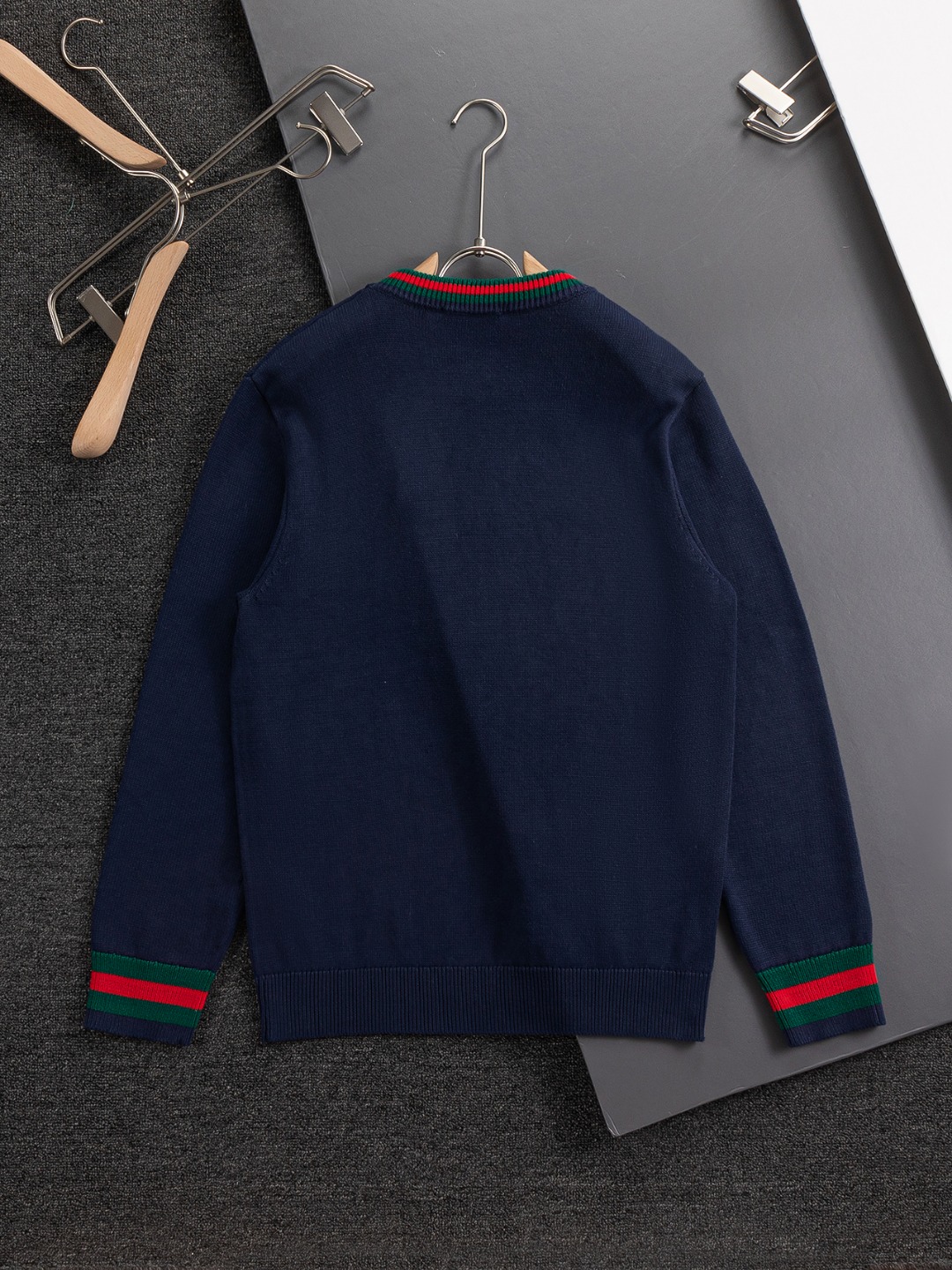 P185 Gucci 古驰 酷奇 gucci 双G 微宽版型 S-XL
25ss秋冬款毛衣 gucci🔥|独家定制 专柜同款胸口字母🪡刺绣小logo领口袖口经典搭配色 显得更加靓丽精美工艺圆领款,50% 羊毛含量纱线 35%羊绒 15%合成纤维 独家定制纯羊毛🦙面料柔软贴身科技面料,定制原版螺纹,档次极高,工艺精湛,上身帅到爆.在元素融合方面可以说是十分之成熟。经典短袖3标齐全,潮男时尚,无论是上身舒适度还是都是无可比拟的存在,可以说是夏日必备
深浅双色为主体的精心雕琢,在纯黑色背景的衬托之下,似乎还显露出了一种来自于星空的神秘气息~
采取的最为柔顺的材质面料,能够完美的抚慰每一寸肌肤,提供的是极佳的触碰体验,而对于风格与工艺的有机结合,更是让其搭配方式有了更繁复的体验,不论是内搭还是单穿,都极具匠心的一款作品~值得剁手!!在线种草~~强烈推荐!!!
颜色: 蓝色。绿色
尺寸表:
S:肩宽41-胸围51-衣长66
M:肩宽43-胸围53-衣长68
L:肩宽45-胸围55-衣长70
XL:肩宽47-胸围57-衣长72