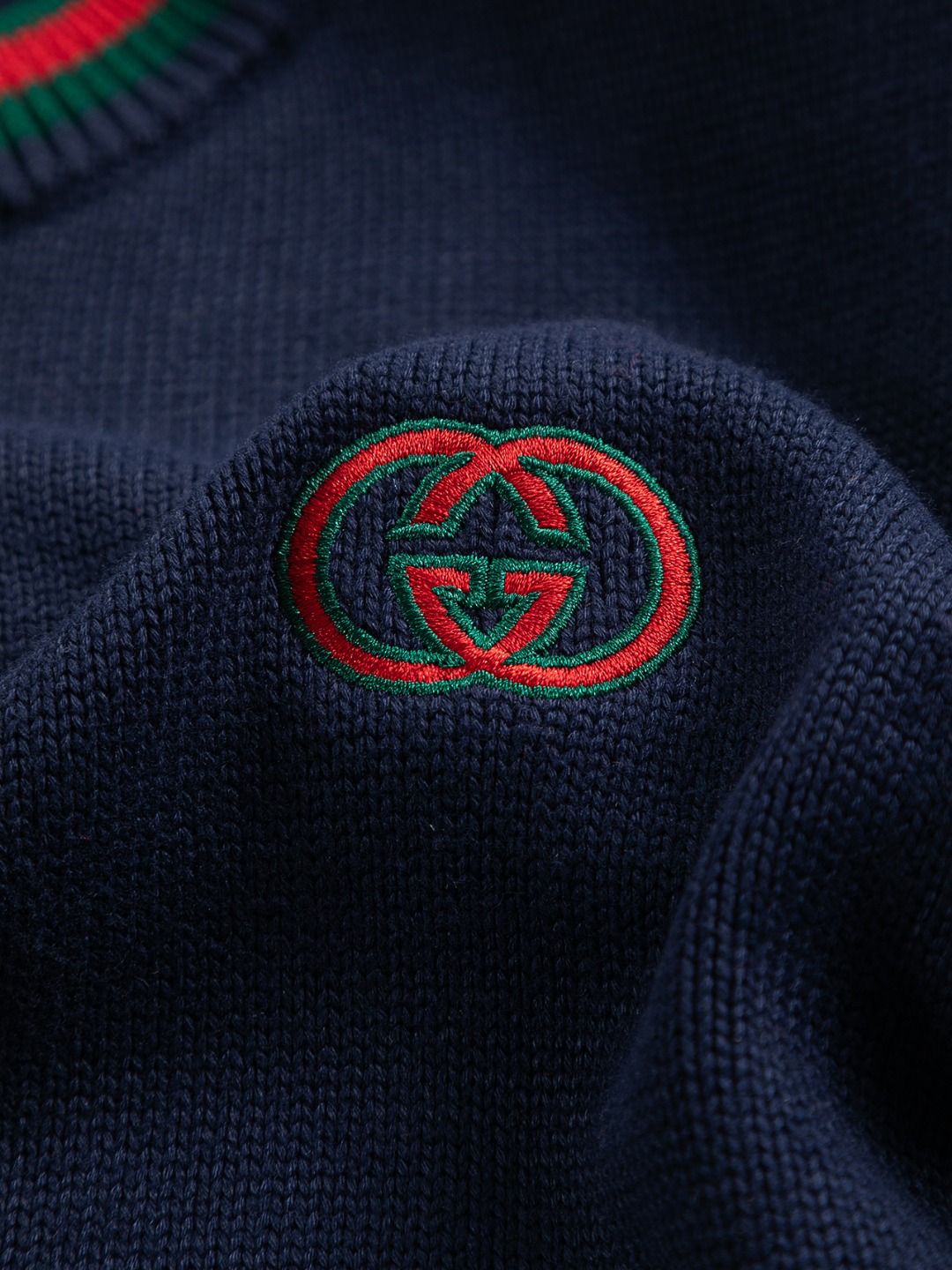 P185 Gucci 古驰 酷奇 gucci 双G 微宽版型 S-XL
25ss秋冬款毛衣 gucci🔥|独家定制 专柜同款胸口字母🪡刺绣小logo领口袖口经典搭配色 显得更加靓丽精美工艺圆领款,50% 羊毛含量纱线 35%羊绒 15%合成纤维 独家定制纯羊毛🦙面料柔软贴身科技面料,定制原版螺纹,档次极高,工艺精湛,上身帅到爆.在元素融合方面可以说是十分之成熟。经典短袖3标齐全,潮男时尚,无论是上身舒适度还是都是无可比拟的存在,可以说是夏日必备
深浅双色为主体的精心雕琢,在纯黑色背景的衬托之下,似乎还显露出了一种来自于星空的神秘气息~
采取的最为柔顺的材质面料,能够完美的抚慰每一寸肌肤,提供的是极佳的触碰体验,而对于风格与工艺的有机结合,更是让其搭配方式有了更繁复的体验,不论是内搭还是单穿,都极具匠心的一款作品~值得剁手!!在线种草~~强烈推荐!!!
颜色: 蓝色。绿色
尺寸表:
S:肩宽41-胸围51-衣长66
M:肩宽43-胸围53-衣长68
L:肩宽45-胸围55-衣长70
XL:肩宽47-胸围57-衣长72