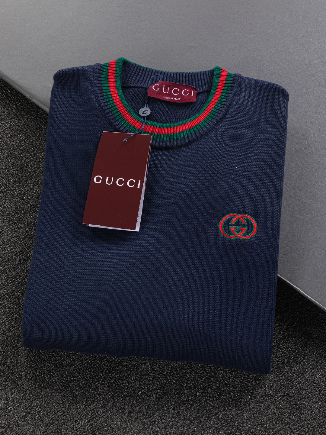 P185 Gucci 古驰 酷奇 gucci 双G 微宽版型 S-XL
25ss秋冬款毛衣 gucci🔥|独家定制 专柜同款胸口字母🪡刺绣小logo领口袖口经典搭配色 显得更加靓丽精美工艺圆领款,50% 羊毛含量纱线 35%羊绒 15%合成纤维 独家定制纯羊毛🦙面料柔软贴身科技面料,定制原版螺纹,档次极高,工艺精湛,上身帅到爆.在元素融合方面可以说是十分之成熟。经典短袖3标齐全,潮男时尚,无论是上身舒适度还是都是无可比拟的存在,可以说是夏日必备
深浅双色为主体的精心雕琢,在纯黑色背景的衬托之下,似乎还显露出了一种来自于星空的神秘气息~
采取的最为柔顺的材质面料,能够完美的抚慰每一寸肌肤,提供的是极佳的触碰体验,而对于风格与工艺的有机结合,更是让其搭配方式有了更繁复的体验,不论是内搭还是单穿,都极具匠心的一款作品~值得剁手!!在线种草~~强烈推荐!!!
颜色: 蓝色。绿色
尺寸表:
S:肩宽41-胸围51-衣长66
M:肩宽43-胸围53-衣长68
L:肩宽45-胸围55-衣长70
XL:肩宽47-胸围57-衣长72