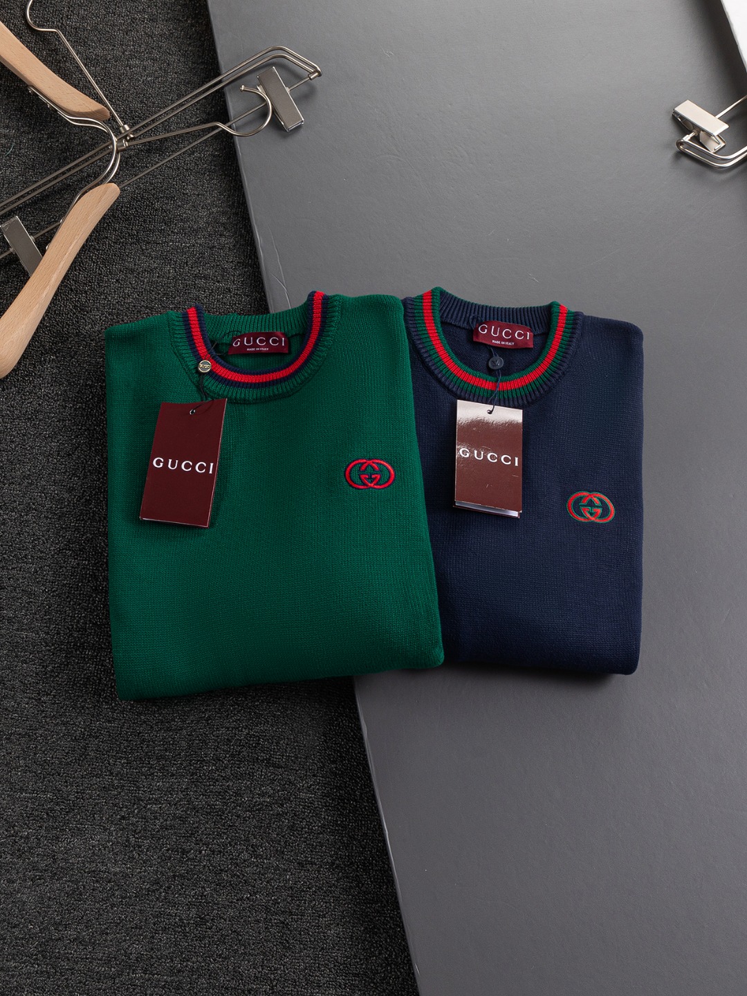 P185 Gucci 古驰 酷奇 gucci 双G 微宽版型 S-XL
25ss秋冬款毛衣 gucci🔥|独家定制 专柜同款胸口字母🪡刺绣小logo领口袖口经典搭配色 显得更加靓丽精美工艺圆领款,50% 羊毛含量纱线 35%羊绒 15%合成纤维 独家定制纯羊毛🦙面料柔软贴身科技面料,定制原版螺纹,档次极高,工艺精湛,上身帅到爆.在元素融合方面可以说是十分之成熟。经典短袖3标齐全,潮男时尚,无论是上身舒适度还是都是无可比拟的存在,可以说是夏日必备
深浅双色为主体的精心雕琢,在纯黑色背景的衬托之下,似乎还显露出了一种来自于星空的神秘气息~
采取的最为柔顺的材质面料,能够完美的抚慰每一寸肌肤,提供的是极佳的触碰体验,而对于风格与工艺的有机结合,更是让其搭配方式有了更繁复的体验,不论是内搭还是单穿,都极具匠心的一款作品~值得剁手!!在线种草~~强烈推荐!!!
颜色: 蓝色。绿色
尺寸表:
S:肩宽41-胸围51-衣长66
M:肩宽43-胸围53-衣长68
L:肩宽45-胸围55-衣长70
XL:肩宽47-胸围57-衣长72
