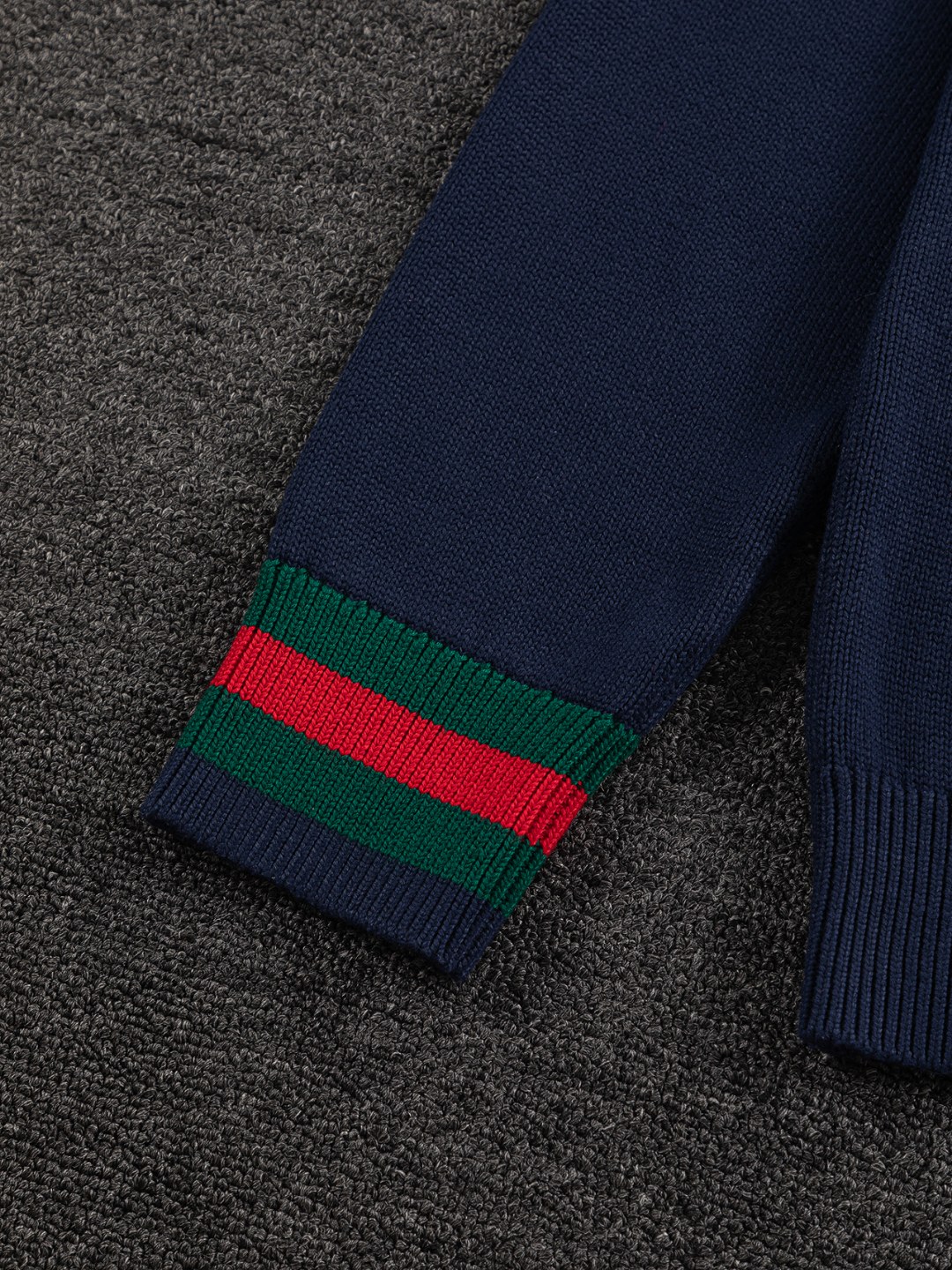 P185 Gucci 古驰 酷奇 gucci 双G 微宽版型 S-XL
25ss秋冬款毛衣 gucci🔥|独家定制 专柜同款胸口字母🪡刺绣小logo领口袖口经典搭配色 显得更加靓丽精美工艺圆领款,50% 羊毛含量纱线 35%羊绒 15%合成纤维 独家定制纯羊毛🦙面料柔软贴身科技面料,定制原版螺纹,档次极高,工艺精湛,上身帅到爆.在元素融合方面可以说是十分之成熟。经典短袖3标齐全,潮男时尚,无论是上身舒适度还是都是无可比拟的存在,可以说是夏日必备
深浅双色为主体的精心雕琢,在纯黑色背景的衬托之下,似乎还显露出了一种来自于星空的神秘气息~
采取的最为柔顺的材质面料,能够完美的抚慰每一寸肌肤,提供的是极佳的触碰体验,而对于风格与工艺的有机结合,更是让其搭配方式有了更繁复的体验,不论是内搭还是单穿,都极具匠心的一款作品~值得剁手!!在线种草~~强烈推荐!!!
颜色: 蓝色。绿色
尺寸表:
S:肩宽41-胸围51-衣长66
M:肩宽43-胸围53-衣长68
L:肩宽45-胸围55-衣长70
XL:肩宽47-胸围57-衣长72