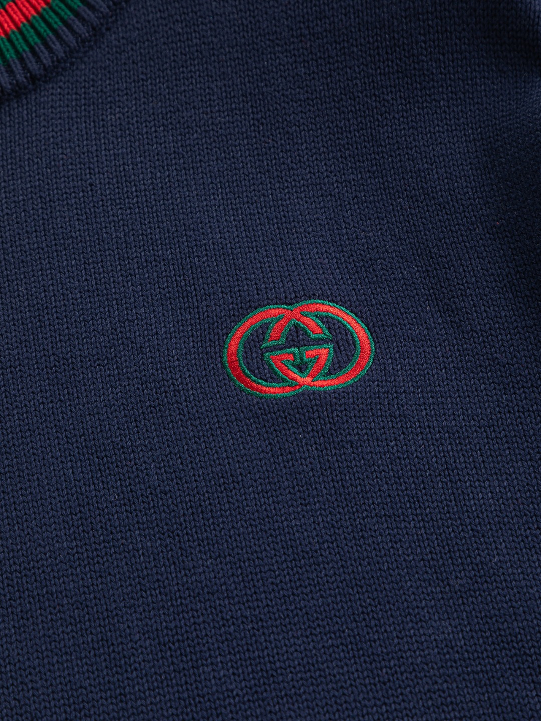 P185 Gucci 古驰 酷奇 gucci 双G 微宽版型 S-XL
25ss秋冬款毛衣 gucci🔥|独家定制 专柜同款胸口字母🪡刺绣小logo领口袖口经典搭配色 显得更加靓丽精美工艺圆领款,50% 羊毛含量纱线 35%羊绒 15%合成纤维 独家定制纯羊毛🦙面料柔软贴身科技面料,定制原版螺纹,档次极高,工艺精湛,上身帅到爆.在元素融合方面可以说是十分之成熟。经典短袖3标齐全,潮男时尚,无论是上身舒适度还是都是无可比拟的存在,可以说是夏日必备
深浅双色为主体的精心雕琢,在纯黑色背景的衬托之下,似乎还显露出了一种来自于星空的神秘气息~
采取的最为柔顺的材质面料,能够完美的抚慰每一寸肌肤,提供的是极佳的触碰体验,而对于风格与工艺的有机结合,更是让其搭配方式有了更繁复的体验,不论是内搭还是单穿,都极具匠心的一款作品~值得剁手!!在线种草~~强烈推荐!!!
颜色: 蓝色。绿色
尺寸表:
S:肩宽41-胸围51-衣长66
M:肩宽43-胸围53-衣长68
L:肩宽45-胸围55-衣长70
XL:肩宽47-胸围57-衣长72