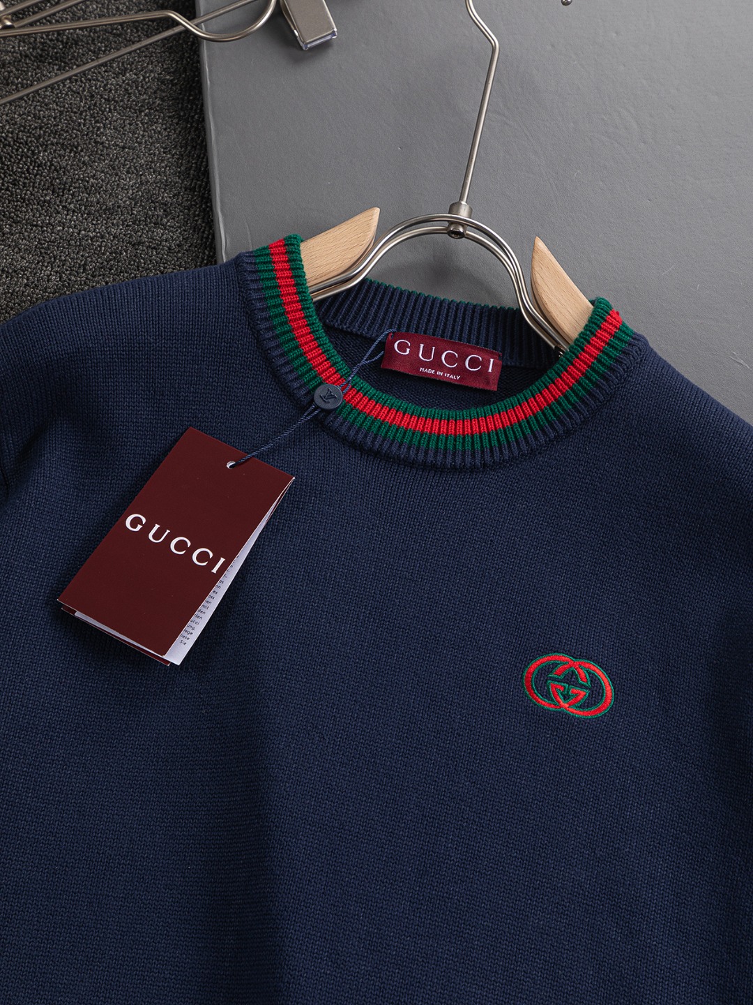 P185 Gucci 古驰 酷奇 gucci 双G 微宽版型 S-XL
25ss秋冬款毛衣 gucci🔥|独家定制 专柜同款胸口字母🪡刺绣小logo领口袖口经典搭配色 显得更加靓丽精美工艺圆领款,50% 羊毛含量纱线 35%羊绒 15%合成纤维 独家定制纯羊毛🦙面料柔软贴身科技面料,定制原版螺纹,档次极高,工艺精湛,上身帅到爆.在元素融合方面可以说是十分之成熟。经典短袖3标齐全,潮男时尚,无论是上身舒适度还是都是无可比拟的存在,可以说是夏日必备
深浅双色为主体的精心雕琢,在纯黑色背景的衬托之下,似乎还显露出了一种来自于星空的神秘气息~
采取的最为柔顺的材质面料,能够完美的抚慰每一寸肌肤,提供的是极佳的触碰体验,而对于风格与工艺的有机结合,更是让其搭配方式有了更繁复的体验,不论是内搭还是单穿,都极具匠心的一款作品~值得剁手!!在线种草~~强烈推荐!!!
颜色: 蓝色。绿色
尺寸表:
S:肩宽41-胸围51-衣长66
M:肩宽43-胸围53-衣长68
L:肩宽45-胸围55-衣长70
XL:肩宽47-胸围57-衣长72