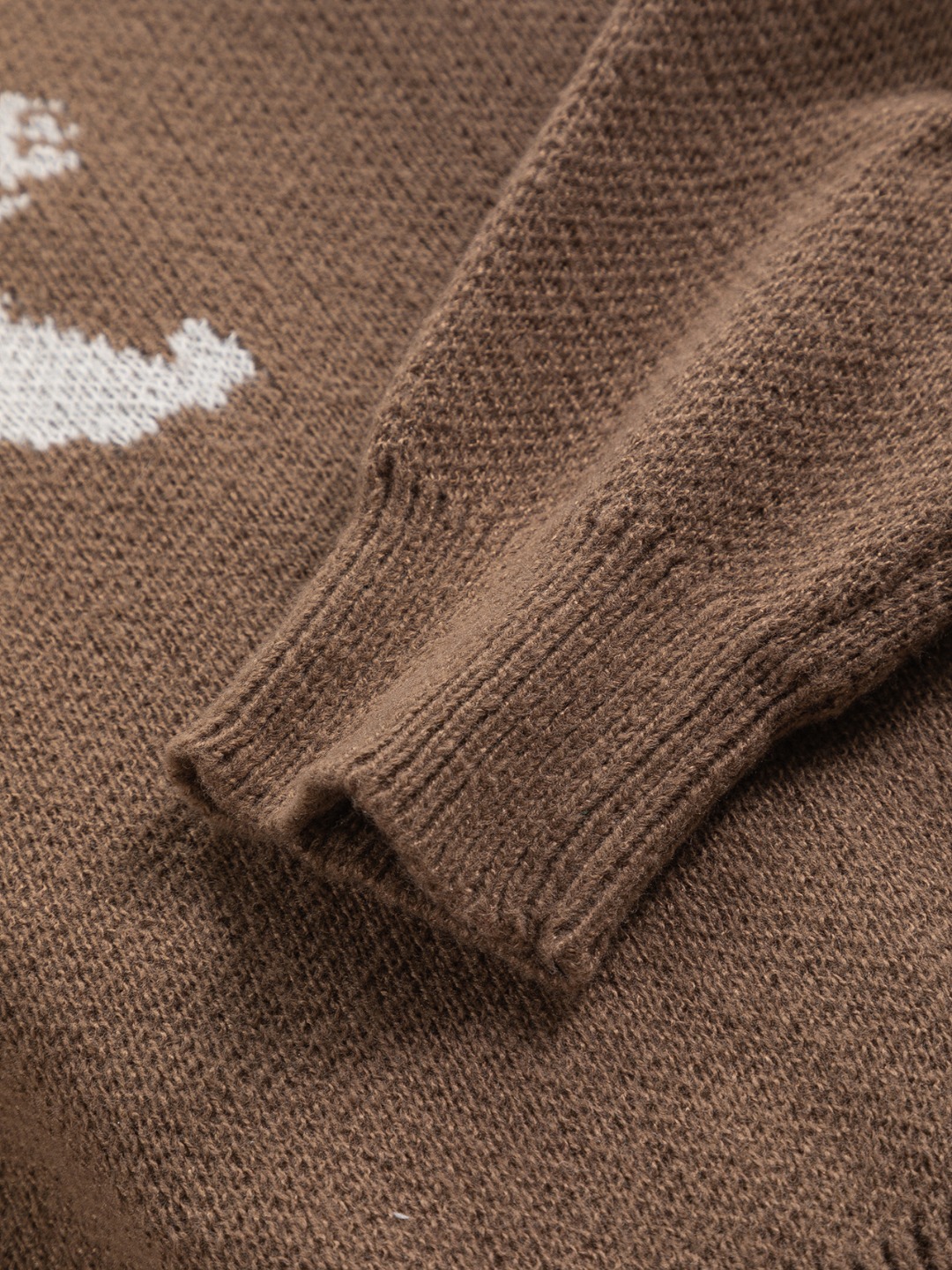 P185 BURBERRY BBR 巴宝莉 战马 bbr 微宽版型S-Xl
BBR 25SS秋冬款毛衣 新款独家限定 专柜最新款 撞色字母战马logo图案提花圆领毛衣🪡刺绣 精美工艺 50% 羊毛含量纱线 35%羊绒 15%合成纤维 毛衣T恤作为奢侈界的龙头,B家可谓是当之无愧了,而今天要说的这件作品,首先映入眼帘的就是宽松舒适的卡其红纯色两大版型~~罗纹圆领成了其版型的最好修饰,而B家则是作为了上身LOGO罗列在前胸,更是匠心独具的别针设计,采用拼色设计,更加凸显质感!牛
黑白相间,最为传统的修饰方式加上最为简单的色阶对比形成了最为强烈而直接的对比,而这往往又是最为简洁明了的极简修饰方式~~一种怀旧的经典气息也在此作上不经意的蔓延开来!!
加上純棉材质的加持,无论是上身舒适度还是都是无可比拟的存在,可以说是秋冬必备的良伴,优秀的透气性和舒适的穿搭感都是无可比拟的~推荐!!尺码:S-XL,
颜色:卡其色 红色
尺寸表:
S:肩宽41-胸围51-衣长66
M:肩宽43-胸围53-衣长68
L:肩宽45-胸围55-衣长70
XL:肩宽47-胸围57-衣长72