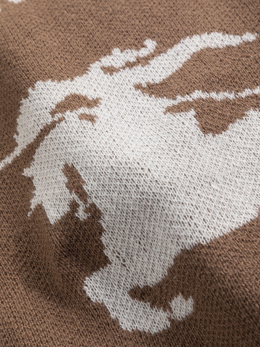 P185 BURBERRY BBR 巴宝莉 战马 bbr 微宽版型S-Xl
BBR 25SS秋冬款毛衣 新款独家限定 专柜最新款 撞色字母战马logo图案提花圆领毛衣🪡刺绣 精美工艺 50% 羊毛含量纱线 35%羊绒 15%合成纤维 毛衣T恤作为奢侈界的龙头,B家可谓是当之无愧了,而今天要说的这件作品,首先映入眼帘的就是宽松舒适的卡其红纯色两大版型~~罗纹圆领成了其版型的最好修饰,而B家则是作为了上身LOGO罗列在前胸,更是匠心独具的别针设计,采用拼色设计,更加凸显质感!牛
黑白相间,最为传统的修饰方式加上最为简单的色阶对比形成了最为强烈而直接的对比,而这往往又是最为简洁明了的极简修饰方式~~一种怀旧的经典气息也在此作上不经意的蔓延开来!!
加上純棉材质的加持,无论是上身舒适度还是都是无可比拟的存在,可以说是秋冬必备的良伴,优秀的透气性和舒适的穿搭感都是无可比拟的~推荐!!尺码:S-XL,
颜色:卡其色 红色
尺寸表:
S:肩宽41-胸围51-衣长66
M:肩宽43-胸围53-衣长68
L:肩宽45-胸围55-衣长70
XL:肩宽47-胸围57-衣长72