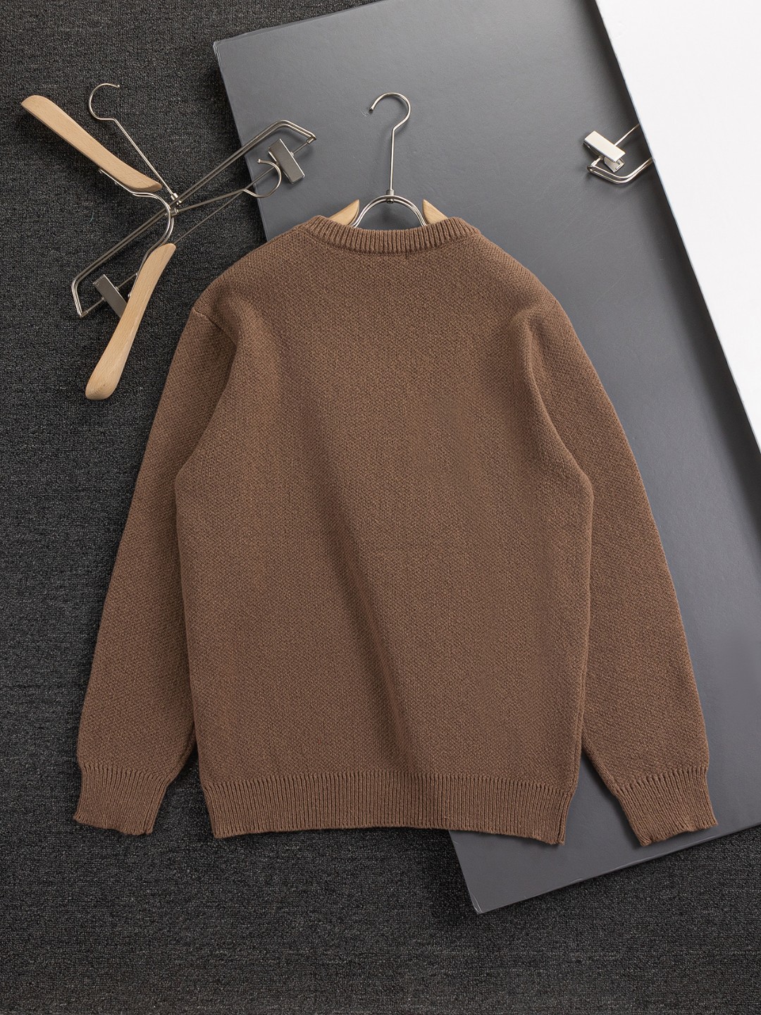 P185 BURBERRY BBR 巴宝莉 战马 bbr 微宽版型S-Xl
BBR 25SS秋冬款毛衣 新款独家限定 专柜最新款 撞色字母战马logo图案提花圆领毛衣🪡刺绣 精美工艺 50% 羊毛含量纱线 35%羊绒 15%合成纤维 毛衣T恤作为奢侈界的龙头,B家可谓是当之无愧了,而今天要说的这件作品,首先映入眼帘的就是宽松舒适的卡其红纯色两大版型~~罗纹圆领成了其版型的最好修饰,而B家则是作为了上身LOGO罗列在前胸,更是匠心独具的别针设计,采用拼色设计,更加凸显质感!牛
黑白相间,最为传统的修饰方式加上最为简单的色阶对比形成了最为强烈而直接的对比,而这往往又是最为简洁明了的极简修饰方式~~一种怀旧的经典气息也在此作上不经意的蔓延开来!!
加上純棉材质的加持,无论是上身舒适度还是都是无可比拟的存在,可以说是秋冬必备的良伴,优秀的透气性和舒适的穿搭感都是无可比拟的~推荐!!尺码:S-XL,
颜色:卡其色 红色
尺寸表:
S:肩宽41-胸围51-衣长66
M:肩宽43-胸围53-衣长68
L:肩宽45-胸围55-衣长70
XL:肩宽47-胸围57-衣长72