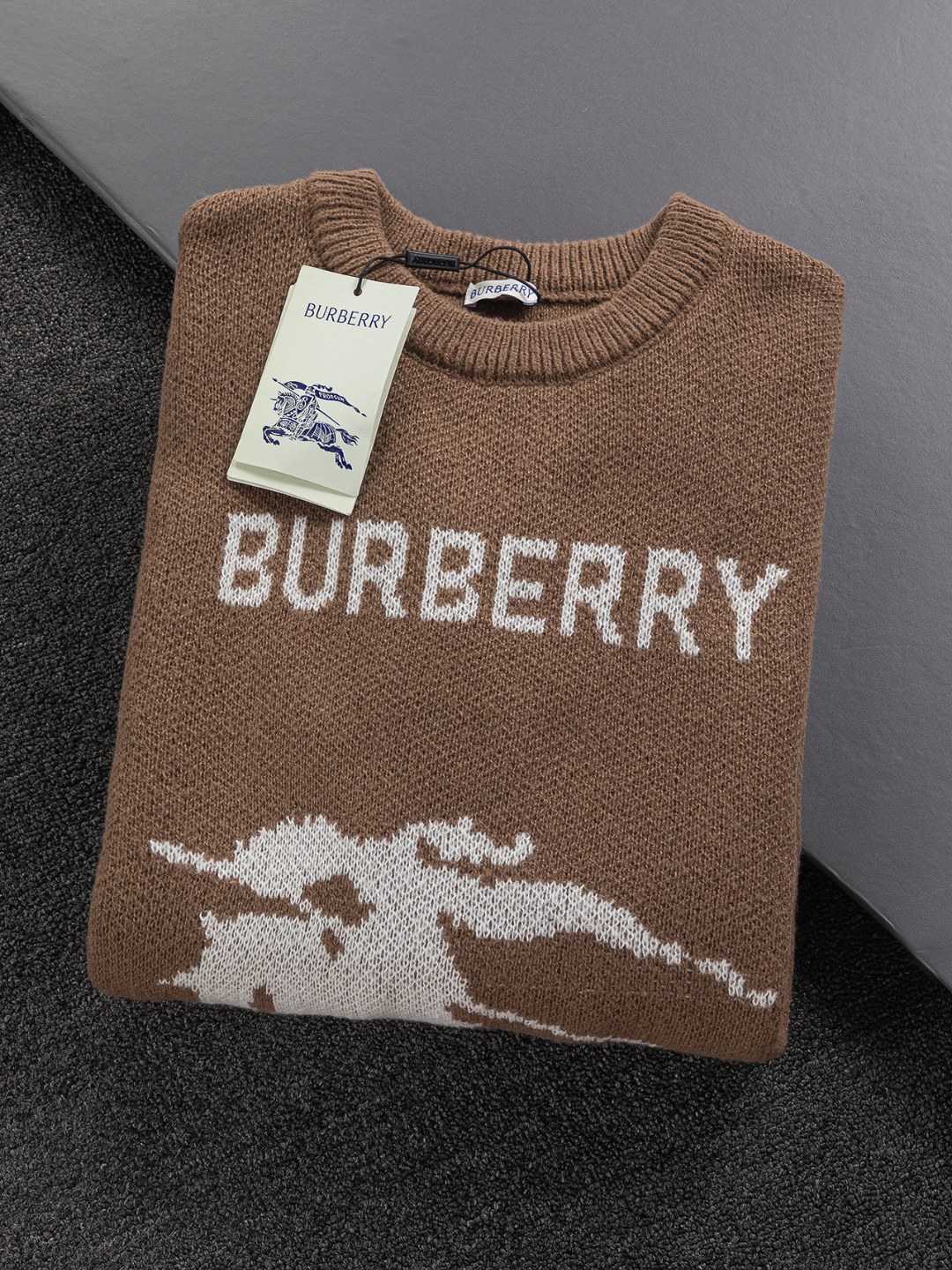 P185 BURBERRY BBR 巴宝莉 战马 bbr 微宽版型S-Xl
BBR 25SS秋冬款毛衣 新款独家限定 专柜最新款 撞色字母战马logo图案提花圆领毛衣🪡刺绣 精美工艺 50% 羊毛含量纱线 35%羊绒 15%合成纤维 毛衣T恤作为奢侈界的龙头,B家可谓是当之无愧了,而今天要说的这件作品,首先映入眼帘的就是宽松舒适的卡其红纯色两大版型~~罗纹圆领成了其版型的最好修饰,而B家则是作为了上身LOGO罗列在前胸,更是匠心独具的别针设计,采用拼色设计,更加凸显质感!牛
黑白相间,最为传统的修饰方式加上最为简单的色阶对比形成了最为强烈而直接的对比,而这往往又是最为简洁明了的极简修饰方式~~一种怀旧的经典气息也在此作上不经意的蔓延开来!!
加上純棉材质的加持,无论是上身舒适度还是都是无可比拟的存在,可以说是秋冬必备的良伴,优秀的透气性和舒适的穿搭感都是无可比拟的~推荐!!尺码:S-XL,
颜色:卡其色 红色
尺寸表:
S:肩宽41-胸围51-衣长66
M:肩宽43-胸围53-衣长68
L:肩宽45-胸围55-衣长70
XL:肩宽47-胸围57-衣长72
