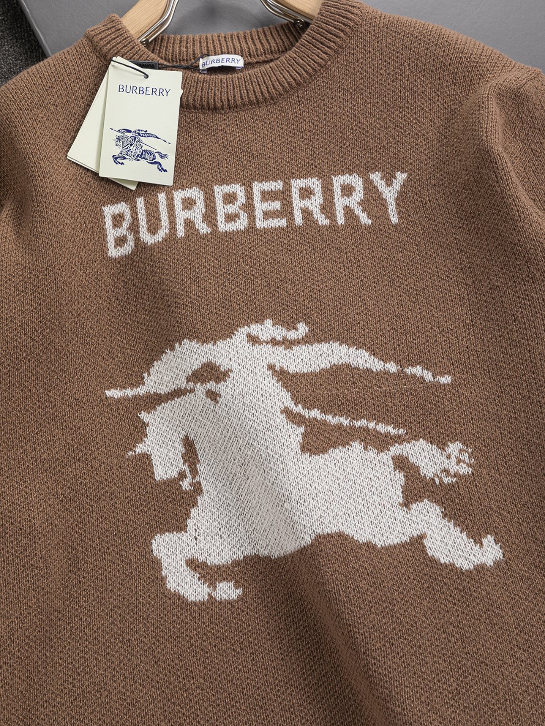 P185 BURBERRY BBR 巴宝莉 战马 bbr 微宽版型S-Xl
BBR 25SS秋冬款毛衣 新款独家限定 专柜最新款 撞色字母战马logo图案提花圆领毛衣🪡刺绣 精美工艺 50% 羊毛含量纱线 35%羊绒 15%合成纤维 毛衣T恤作为奢侈界的龙头,B家可谓是当之无愧了,而今天要说的这件作品,首先映入眼帘的就是宽松舒适的卡其红纯色两大版型~~罗纹圆领成了其版型的最好修饰,而B家则是作为了上身LOGO罗列在前胸,更是匠心独具的别针设计,采用拼色设计,更加凸显质感!牛
黑白相间,最为传统的修饰方式加上最为简单的色阶对比形成了最为强烈而直接的对比,而这往往又是最为简洁明了的极简修饰方式~~一种怀旧的经典气息也在此作上不经意的蔓延开来!!
加上純棉材质的加持,无论是上身舒适度还是都是无可比拟的存在,可以说是秋冬必备的良伴,优秀的透气性和舒适的穿搭感都是无可比拟的~推荐!!尺码:S-XL,
颜色:卡其色 红色
尺寸表:
S:肩宽41-胸围51-衣长66
M:肩宽43-胸围53-衣长68
L:肩宽45-胸围55-衣长70
XL:肩宽47-胸围57-衣长72