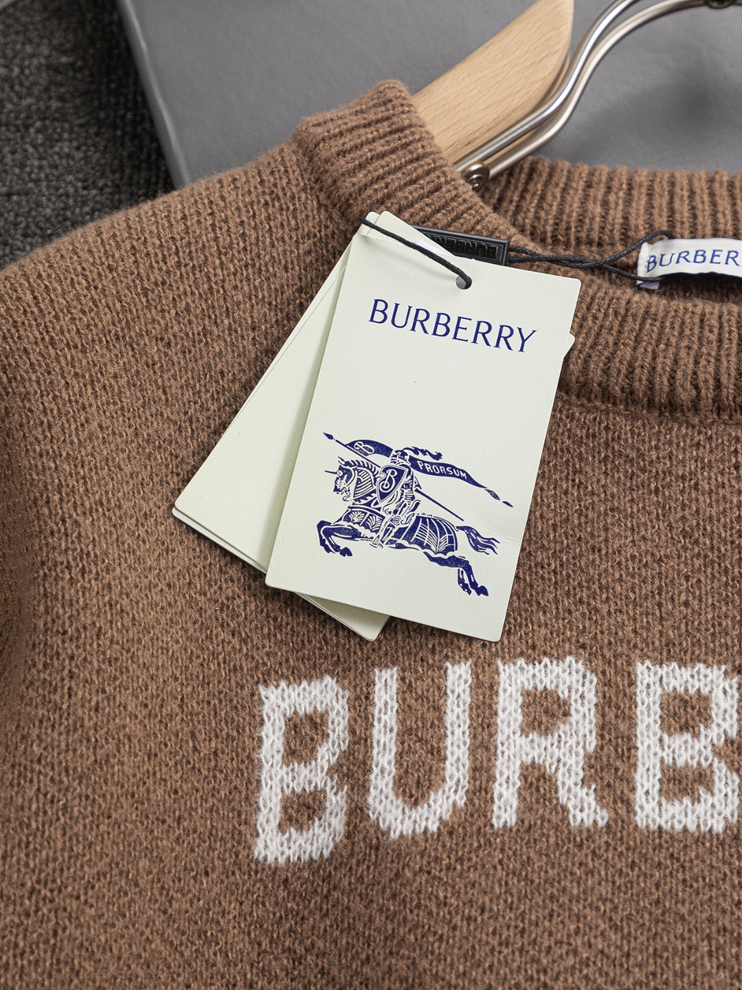 P185 BURBERRY BBR 巴宝莉 战马 bbr 微宽版型S-Xl
BBR 25SS秋冬款毛衣 新款独家限定 专柜最新款 撞色字母战马logo图案提花圆领毛衣🪡刺绣 精美工艺 50% 羊毛含量纱线 35%羊绒 15%合成纤维 毛衣T恤作为奢侈界的龙头,B家可谓是当之无愧了,而今天要说的这件作品,首先映入眼帘的就是宽松舒适的卡其红纯色两大版型~~罗纹圆领成了其版型的最好修饰,而B家则是作为了上身LOGO罗列在前胸,更是匠心独具的别针设计,采用拼色设计,更加凸显质感!牛
黑白相间,最为传统的修饰方式加上最为简单的色阶对比形成了最为强烈而直接的对比,而这往往又是最为简洁明了的极简修饰方式~~一种怀旧的经典气息也在此作上不经意的蔓延开来!!
加上純棉材质的加持,无论是上身舒适度还是都是无可比拟的存在,可以说是秋冬必备的良伴,优秀的透气性和舒适的穿搭感都是无可比拟的~推荐!!尺码:S-XL,
颜色:卡其色 红色
尺寸表:
S:肩宽41-胸围51-衣长66
M:肩宽43-胸围53-衣长68
L:肩宽45-胸围55-衣长70
XL:肩宽47-胸围57-衣长72