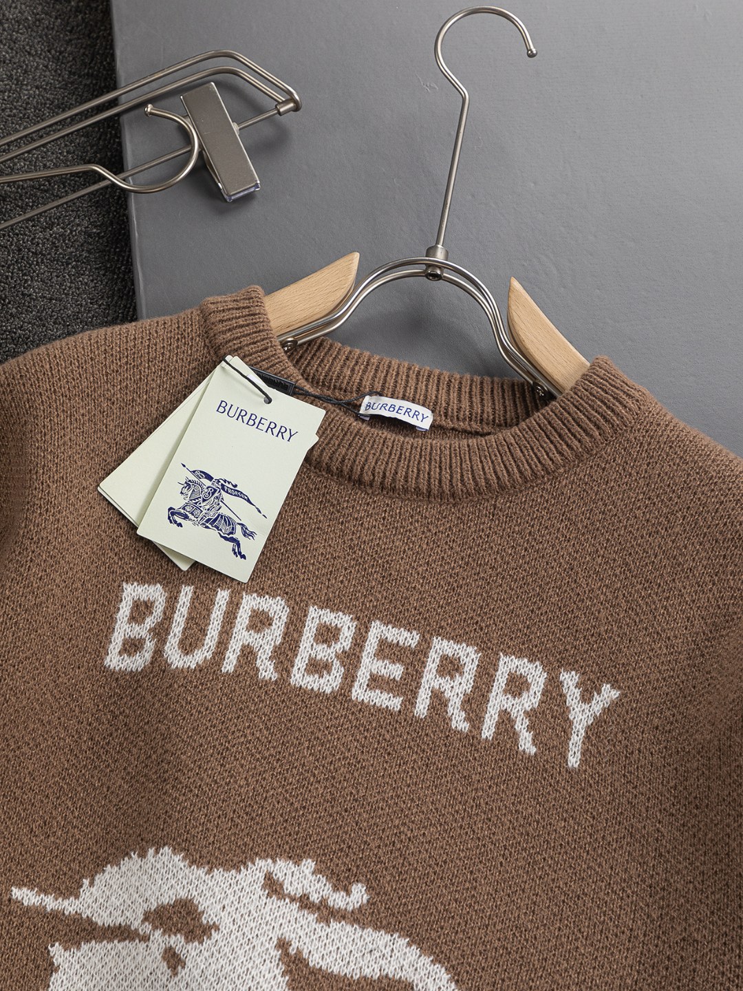P185 BURBERRY BBR 巴宝莉 战马 bbr 微宽版型S-Xl
BBR 25SS秋冬款毛衣 新款独家限定 专柜最新款 撞色字母战马logo图案提花圆领毛衣🪡刺绣 精美工艺 50% 羊毛含量纱线 35%羊绒 15%合成纤维 毛衣T恤作为奢侈界的龙头,B家可谓是当之无愧了,而今天要说的这件作品,首先映入眼帘的就是宽松舒适的卡其红纯色两大版型~~罗纹圆领成了其版型的最好修饰,而B家则是作为了上身LOGO罗列在前胸,更是匠心独具的别针设计,采用拼色设计,更加凸显质感!牛
黑白相间,最为传统的修饰方式加上最为简单的色阶对比形成了最为强烈而直接的对比,而这往往又是最为简洁明了的极简修饰方式~~一种怀旧的经典气息也在此作上不经意的蔓延开来!!
加上純棉材质的加持,无论是上身舒适度还是都是无可比拟的存在,可以说是秋冬必备的良伴,优秀的透气性和舒适的穿搭感都是无可比拟的~推荐!!尺码:S-XL,
颜色:卡其色 红色
尺寸表:
S:肩宽41-胸围51-衣长66
M:肩宽43-胸围53-衣长68
L:肩宽45-胸围55-衣长70
XL:肩宽47-胸围57-衣长72