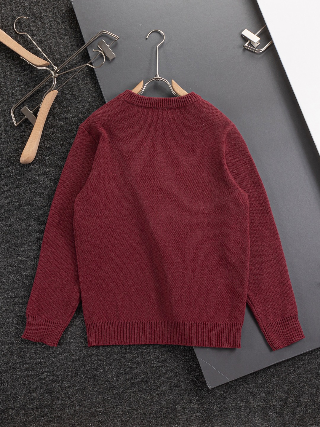 P185 BURBERRY BBR 巴宝莉 战马 bbr 微宽版型S-Xl
BBR 25SS秋冬款毛衣 新款独家限定 专柜最新款 撞色字母战马logo图案提花圆领毛衣🪡刺绣 精美工艺 50% 羊毛含量纱线 35%羊绒 15%合成纤维 毛衣T恤作为奢侈界的龙头,B家可谓是当之无愧了,而今天要说的这件作品,首先映入眼帘的就是宽松舒适的卡其红纯色两大版型~~罗纹圆领成了其版型的最好修饰,而B家则是作为了上身LOGO罗列在前胸,更是匠心独具的别针设计,采用拼色设计,更加凸显质感!牛
黑白相间,最为传统的修饰方式加上最为简单的色阶对比形成了最为强烈而直接的对比,而这往往又是最为简洁明了的极简修饰方式~~一种怀旧的经典气息也在此作上不经意的蔓延开来!!
加上純棉材质的加持,无论是上身舒适度还是都是无可比拟的存在,可以说是秋冬必备的良伴,优秀的透气性和舒适的穿搭感都是无可比拟的~推荐!!尺码:S-XL,
颜色:卡其色 红色
尺寸表:
S:肩宽41-胸围51-衣长66
M:肩宽43-胸围53-衣长68
L:肩宽45-胸围55-衣长70
XL:肩宽47-胸围57-衣长72