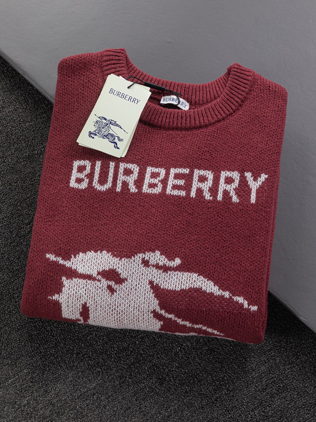 P185 BURBERRY BBR 巴宝莉 战马 bbr 微宽版型S-Xl
BBR 25SS秋冬款毛衣 新款独家限定 专柜最新款 撞色字母战马logo图案提花圆领毛衣🪡刺绣 精美工艺 50% 羊毛含量纱线 35%羊绒 15%合成纤维 毛衣T恤作为奢侈界的龙头,B家可谓是当之无愧了,而今天要说的这件作品,首先映入眼帘的就是宽松舒适的卡其红纯色两大版型~~罗纹圆领成了其版型的最好修饰,而B家则是作为了上身LOGO罗列在前胸,更是匠心独具的别针设计,采用拼色设计,更加凸显质感!牛
黑白相间,最为传统的修饰方式加上最为简单的色阶对比形成了最为强烈而直接的对比,而这往往又是最为简洁明了的极简修饰方式~~一种怀旧的经典气息也在此作上不经意的蔓延开来!!
加上純棉材质的加持,无论是上身舒适度还是都是无可比拟的存在,可以说是秋冬必备的良伴,优秀的透气性和舒适的穿搭感都是无可比拟的~推荐!!尺码:S-XL,
颜色:卡其色 红色
尺寸表:
S:肩宽41-胸围51-衣长66
M:肩宽43-胸围53-衣长68
L:肩宽45-胸围55-衣长70
XL:肩宽47-胸围57-衣长72