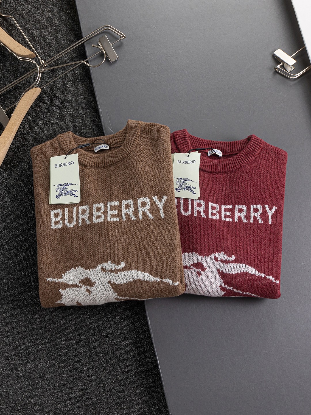 P185 BURBERRY BBR 巴宝莉 战马 bbr 微宽版型S-Xl
BBR 25SS秋冬款毛衣 新款独家限定 专柜最新款 撞色字母战马logo图案提花圆领毛衣🪡刺绣 精美工艺 50% 羊毛含量纱线 35%羊绒 15%合成纤维 毛衣T恤作为奢侈界的龙头,B家可谓是当之无愧了,而今天要说的这件作品,首先映入眼帘的就是宽松舒适的卡其红纯色两大版型~~罗纹圆领成了其版型的最好修饰,而B家则是作为了上身LOGO罗列在前胸,更是匠心独具的别针设计,采用拼色设计,更加凸显质感!牛
黑白相间,最为传统的修饰方式加上最为简单的色阶对比形成了最为强烈而直接的对比,而这往往又是最为简洁明了的极简修饰方式~~一种怀旧的经典气息也在此作上不经意的蔓延开来!!
加上純棉材质的加持,无论是上身舒适度还是都是无可比拟的存在,可以说是秋冬必备的良伴,优秀的透气性和舒适的穿搭感都是无可比拟的~推荐!!尺码:S-XL,
颜色:卡其色 红色
尺寸表:
S:肩宽41-胸围51-衣长66
M:肩宽43-胸围53-衣长68
L:肩宽45-胸围55-衣长70
XL:肩宽47-胸围57-衣长72