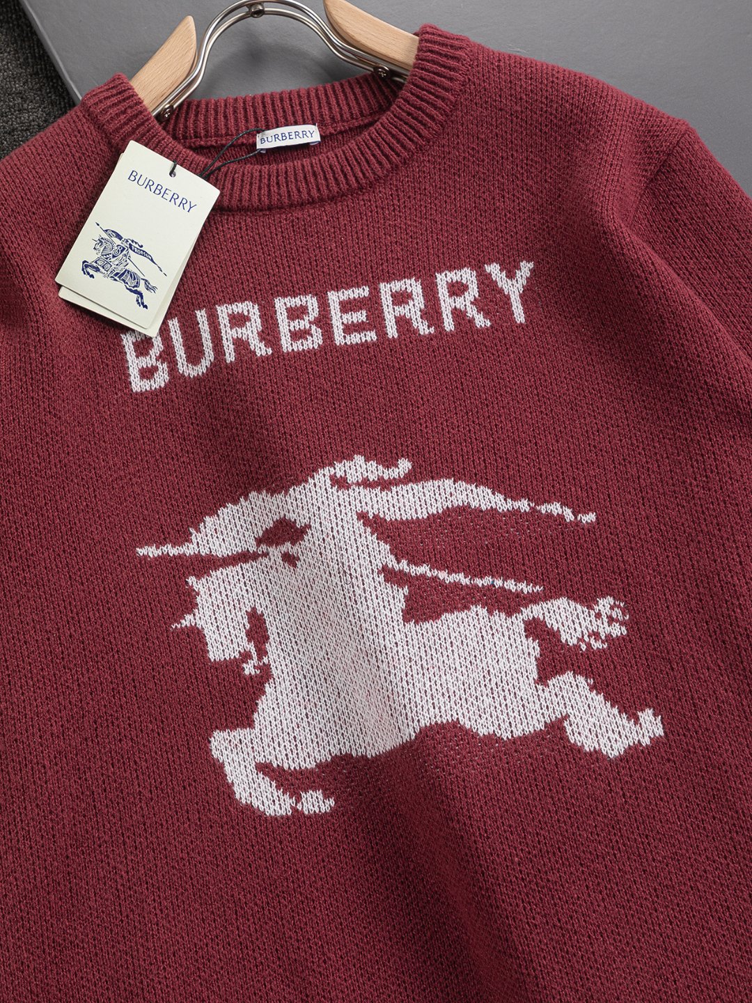 P185 BURBERRY BBR 巴宝莉 战马 bbr 微宽版型S-Xl
BBR 25SS秋冬款毛衣 新款独家限定 专柜最新款 撞色字母战马logo图案提花圆领毛衣🪡刺绣 精美工艺 50% 羊毛含量纱线 35%羊绒 15%合成纤维 毛衣T恤作为奢侈界的龙头,B家可谓是当之无愧了,而今天要说的这件作品,首先映入眼帘的就是宽松舒适的卡其红纯色两大版型~~罗纹圆领成了其版型的最好修饰,而B家则是作为了上身LOGO罗列在前胸,更是匠心独具的别针设计,采用拼色设计,更加凸显质感!牛
黑白相间,最为传统的修饰方式加上最为简单的色阶对比形成了最为强烈而直接的对比,而这往往又是最为简洁明了的极简修饰方式~~一种怀旧的经典气息也在此作上不经意的蔓延开来!!
加上純棉材质的加持,无论是上身舒适度还是都是无可比拟的存在,可以说是秋冬必备的良伴,优秀的透气性和舒适的穿搭感都是无可比拟的~推荐!!尺码:S-XL,
颜色:卡其色 红色
尺寸表:
S:肩宽41-胸围51-衣长66
M:肩宽43-胸围53-衣长68
L:肩宽45-胸围55-衣长70
XL:肩宽47-胸围57-衣长72
