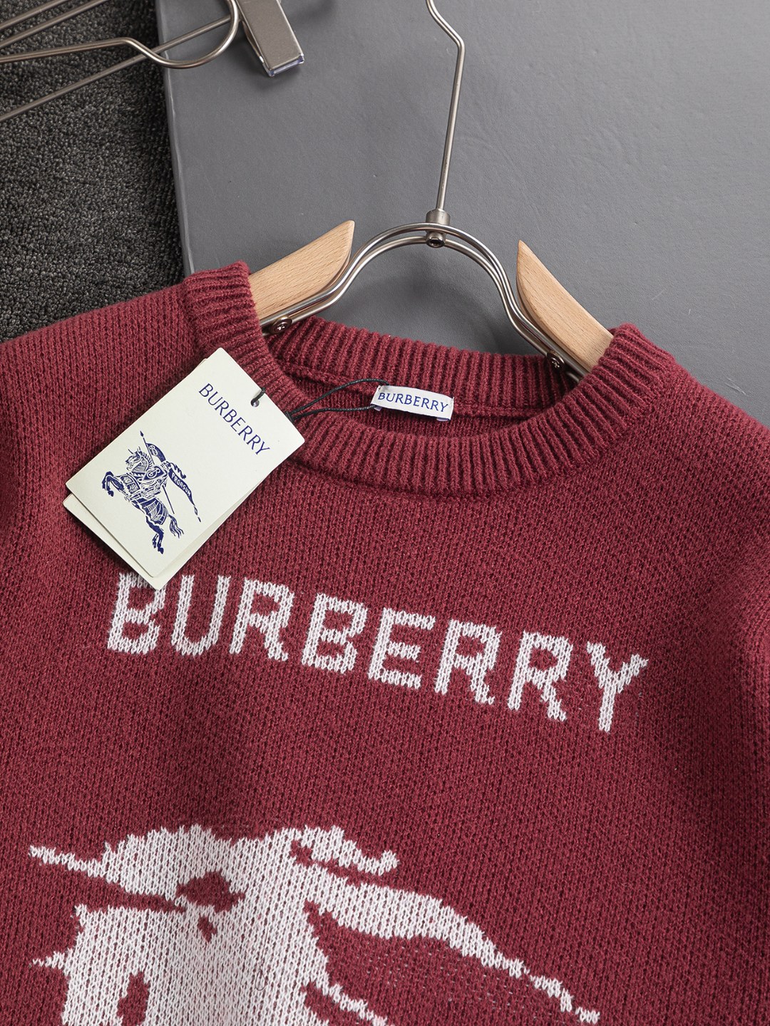 P185 BURBERRY BBR 巴宝莉 战马 bbr 微宽版型S-Xl
BBR 25SS秋冬款毛衣 新款独家限定 专柜最新款 撞色字母战马logo图案提花圆领毛衣🪡刺绣 精美工艺 50% 羊毛含量纱线 35%羊绒 15%合成纤维 毛衣T恤作为奢侈界的龙头,B家可谓是当之无愧了,而今天要说的这件作品,首先映入眼帘的就是宽松舒适的卡其红纯色两大版型~~罗纹圆领成了其版型的最好修饰,而B家则是作为了上身LOGO罗列在前胸,更是匠心独具的别针设计,采用拼色设计,更加凸显质感!牛
黑白相间,最为传统的修饰方式加上最为简单的色阶对比形成了最为强烈而直接的对比,而这往往又是最为简洁明了的极简修饰方式~~一种怀旧的经典气息也在此作上不经意的蔓延开来!!
加上純棉材质的加持,无论是上身舒适度还是都是无可比拟的存在,可以说是秋冬必备的良伴,优秀的透气性和舒适的穿搭感都是无可比拟的~推荐!!尺码:S-XL,
颜色:卡其色 红色
尺寸表:
S:肩宽41-胸围51-衣长66
M:肩宽43-胸围53-衣长68
L:肩宽45-胸围55-衣长70
XL:肩宽47-胸围57-衣长72