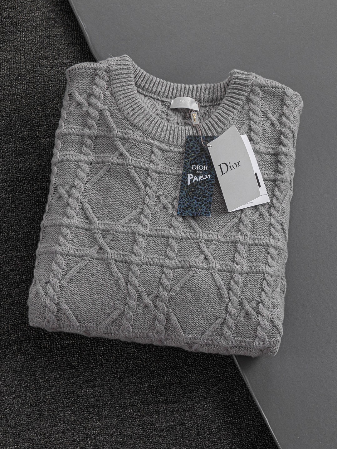 P185 Dior 迪奥 微宽版 CD 微宽版型S-Xl
25ss永远不败 经典款 永久精品 专柜永恒经典款 CD藤格纹圆领毛衣 重工艺 男女同款 棉质混纺毛圈平纹针织面料,采用米色山羊绒绞花针织面料精心制作,已精巧细节重新诠释经典藤格纹图案。50% 羊毛含量纱线 35%羊绒 15%合成纤维 原版开发 这款来自二零二五限定系列,满Logo提花毛衣突显经典的 Obliave花,搭配s纹圆领和缉面线,别具一格,通体饰以 obliqve 提花,罗纹圆领搭配⭕️形缉面线,定制辅料,全衣身按y板定制开发 ……
三标齐全,能驾驭各种造型风格,向 Dior 具有历史意义的年份致敬!加上采用满花棉材质的加持,无论是上身舒适度还是都是无可比拟的存在,可以说是夏日必备的良伴,优秀的透气性和舒适的穿搭感都是无可比拟的~推荐!!男女同款!
颜色:图片色
尺码:S-XL
尺寸表:
S:肩宽41-胸围51-衣长66
M:肩宽43-胸围53-衣长68
L:肩宽45-胸围55-衣长70
XL:肩宽47-胸围57-衣长72