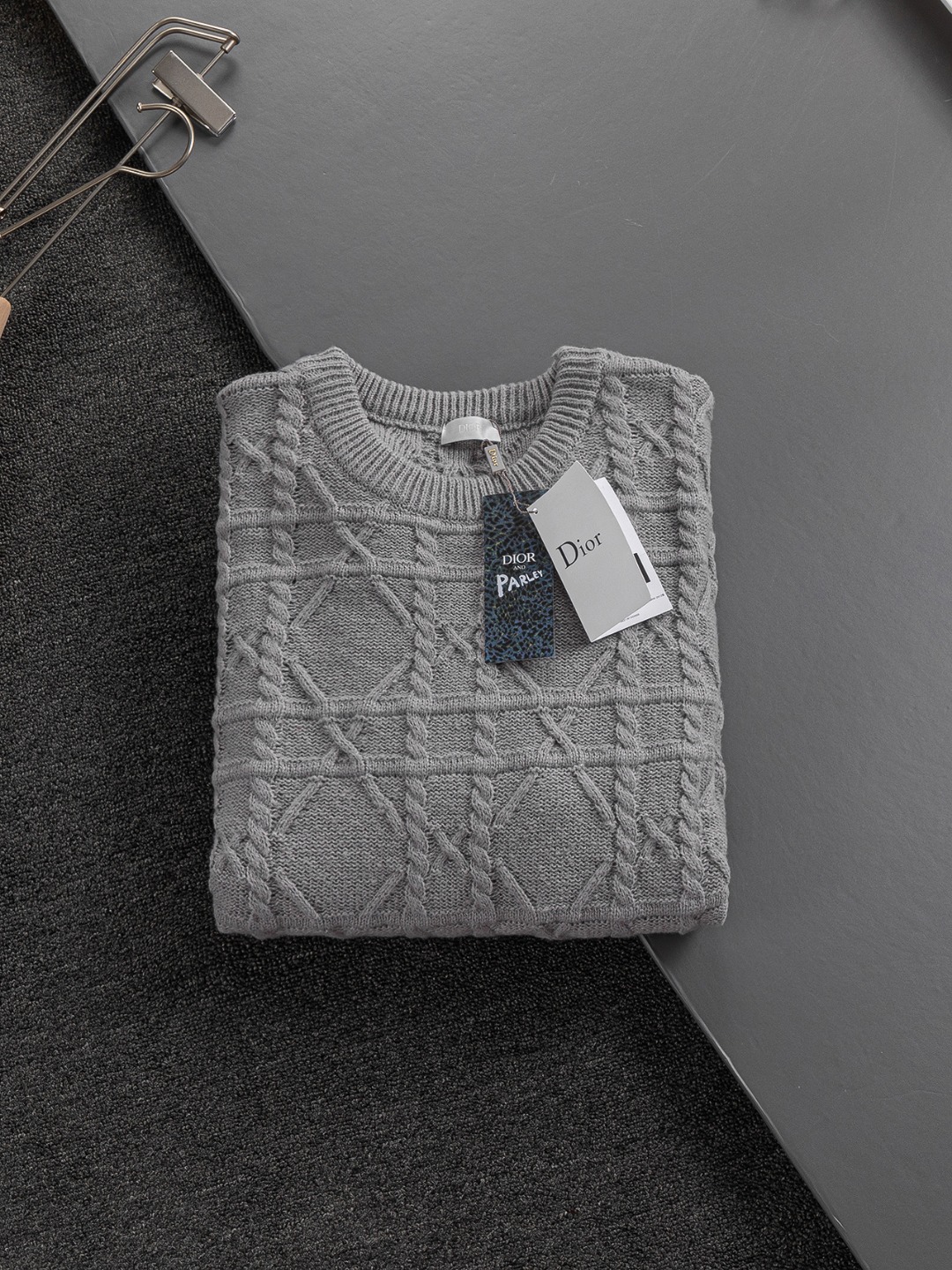 P185 Dior 迪奥 微宽版 CD 微宽版型S-Xl
25ss永远不败 经典款 永久精品 专柜永恒经典款 CD藤格纹圆领毛衣 重工艺 男女同款 棉质混纺毛圈平纹针织面料,采用米色山羊绒绞花针织面料精心制作,已精巧细节重新诠释经典藤格纹图案。50% 羊毛含量纱线 35%羊绒 15%合成纤维 原版开发 这款来自二零二五限定系列,满Logo提花毛衣突显经典的 Obliave花,搭配s纹圆领和缉面线,别具一格,通体饰以 obliqve 提花,罗纹圆领搭配⭕️形缉面线,定制辅料,全衣身按y板定制开发 ……
三标齐全,能驾驭各种造型风格,向 Dior 具有历史意义的年份致敬!加上采用满花棉材质的加持,无论是上身舒适度还是都是无可比拟的存在,可以说是夏日必备的良伴,优秀的透气性和舒适的穿搭感都是无可比拟的~推荐!!男女同款!
颜色:图片色
尺码:S-XL
尺寸表:
S:肩宽41-胸围51-衣长66
M:肩宽43-胸围53-衣长68
L:肩宽45-胸围55-衣长70
XL:肩宽47-胸围57-衣长72
