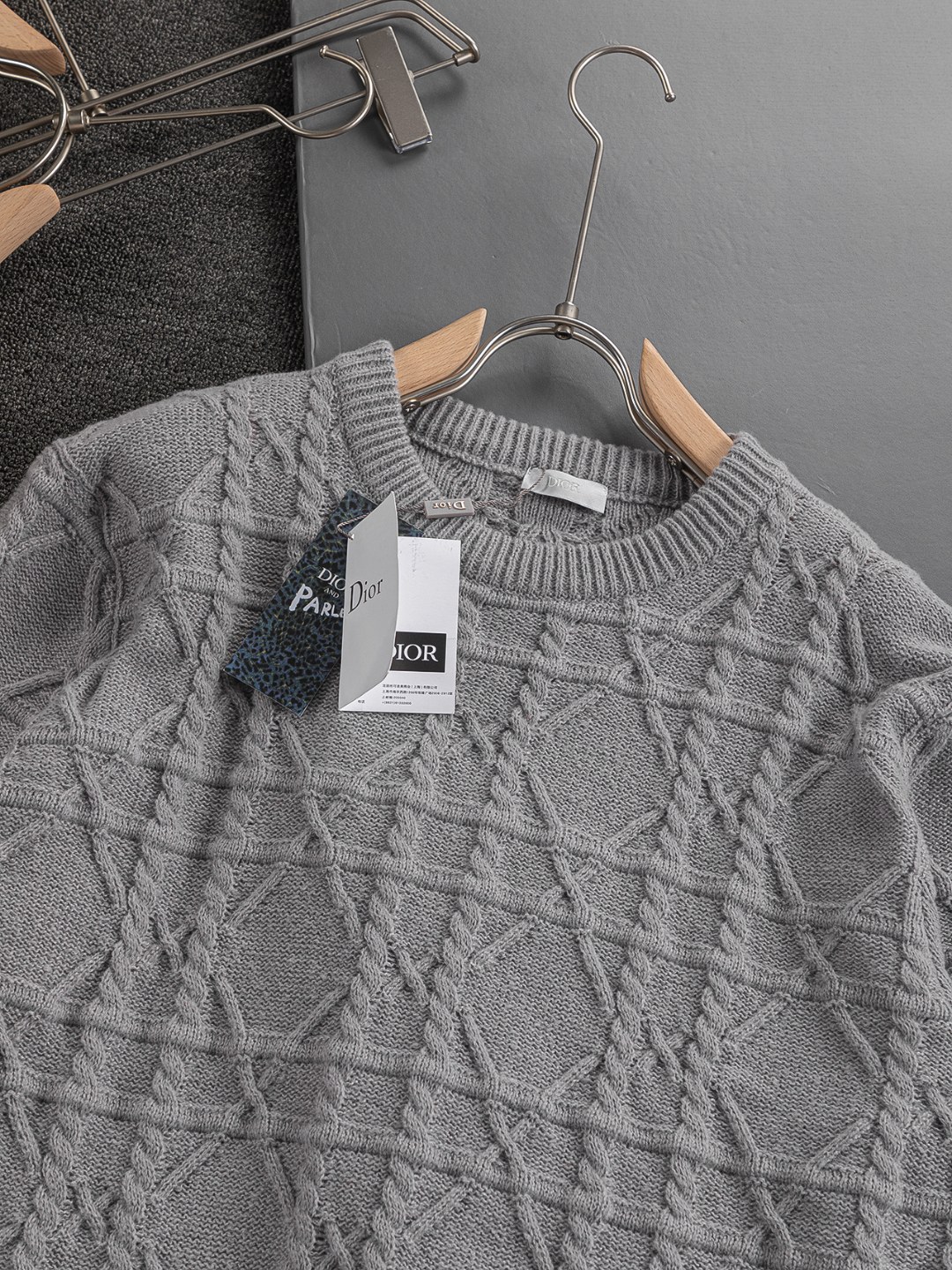 P185 Dior 迪奥 微宽版 CD 微宽版型S-Xl
25ss永远不败 经典款 永久精品 专柜永恒经典款 CD藤格纹圆领毛衣 重工艺 男女同款 棉质混纺毛圈平纹针织面料,采用米色山羊绒绞花针织面料精心制作,已精巧细节重新诠释经典藤格纹图案。50% 羊毛含量纱线 35%羊绒 15%合成纤维 原版开发 这款来自二零二五限定系列,满Logo提花毛衣突显经典的 Obliave花,搭配s纹圆领和缉面线,别具一格,通体饰以 obliqve 提花,罗纹圆领搭配⭕️形缉面线,定制辅料,全衣身按y板定制开发 ……
三标齐全,能驾驭各种造型风格,向 Dior 具有历史意义的年份致敬!加上采用满花棉材质的加持,无论是上身舒适度还是都是无可比拟的存在,可以说是夏日必备的良伴,优秀的透气性和舒适的穿搭感都是无可比拟的~推荐!!男女同款!
颜色:图片色
尺码:S-XL
尺寸表:
S:肩宽41-胸围51-衣长66
M:肩宽43-胸围53-衣长68
L:肩宽45-胸围55-衣长70
XL:肩宽47-胸围57-衣长72