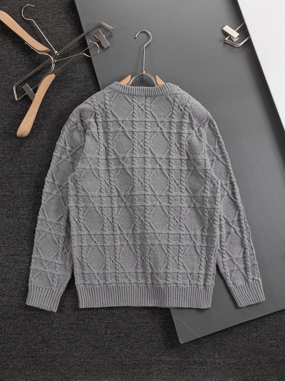 P185 Dior 迪奥 微宽版 CD 微宽版型S-Xl
25ss永远不败 经典款 永久精品 专柜永恒经典款 CD藤格纹圆领毛衣 重工艺 男女同款 棉质混纺毛圈平纹针织面料,采用米色山羊绒绞花针织面料精心制作,已精巧细节重新诠释经典藤格纹图案。50% 羊毛含量纱线 35%羊绒 15%合成纤维 原版开发 这款来自二零二五限定系列,满Logo提花毛衣突显经典的 Obliave花,搭配s纹圆领和缉面线,别具一格,通体饰以 obliqve 提花,罗纹圆领搭配⭕️形缉面线,定制辅料,全衣身按y板定制开发 ……
三标齐全,能驾驭各种造型风格,向 Dior 具有历史意义的年份致敬!加上采用满花棉材质的加持,无论是上身舒适度还是都是无可比拟的存在,可以说是夏日必备的良伴,优秀的透气性和舒适的穿搭感都是无可比拟的~推荐!!男女同款!
颜色:图片色
尺码:S-XL
尺寸表:
S:肩宽41-胸围51-衣长66
M:肩宽43-胸围53-衣长68
L:肩宽45-胸围55-衣长70
XL:肩宽47-胸围57-衣长72