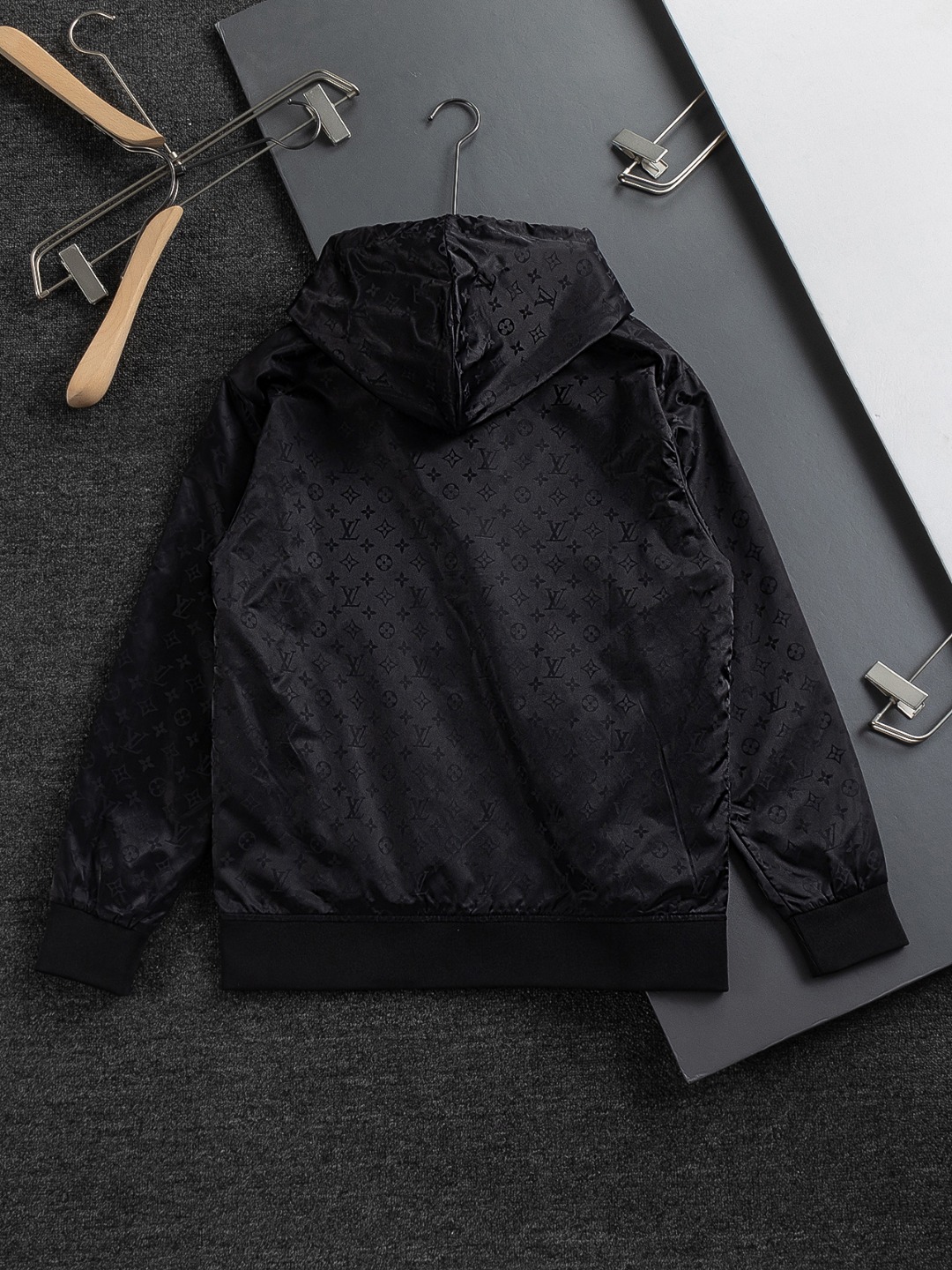 Louis Vuitton S-Xl Chaqueta con Capucha y Logotipo Estampado para Hombre 3 o 1j483lm5naf61egpl81r8g90l5