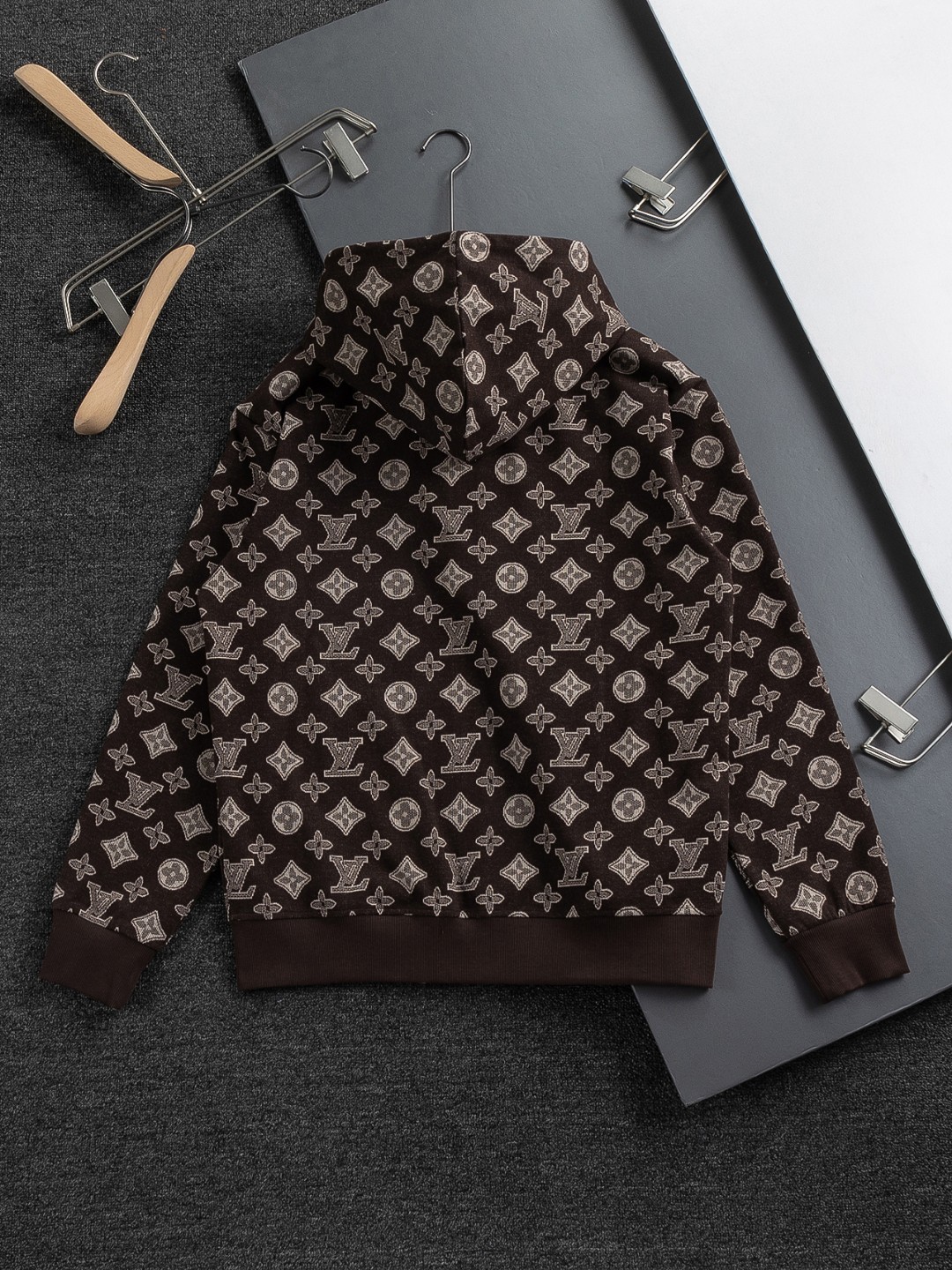 Louis Vuitton Sudadera con Capucha Jacquard Trébol Monograma Marrón Unisex 3 o 1j485o5121h7tcrfmbuiq1drk4