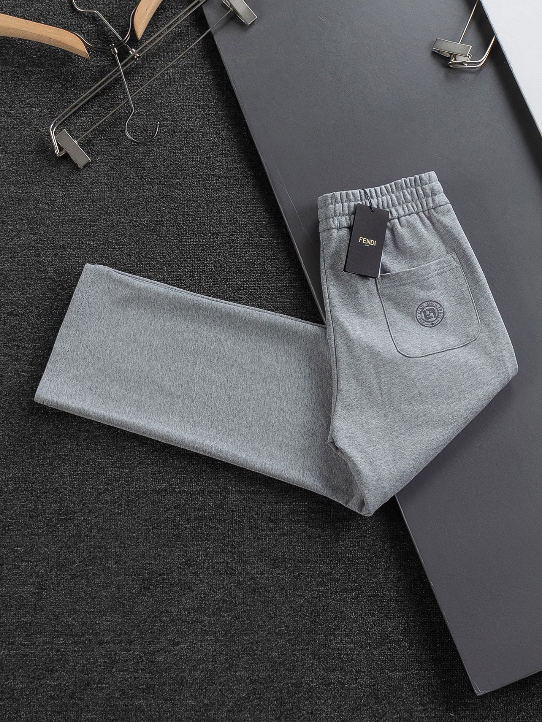 Pantalón Recto Fendi con Logo, Cómodo y Elegante para Hombre | Otoño/Invierno 4 o 1j4cu03kj1i5s1c1i5cu12nc7j13