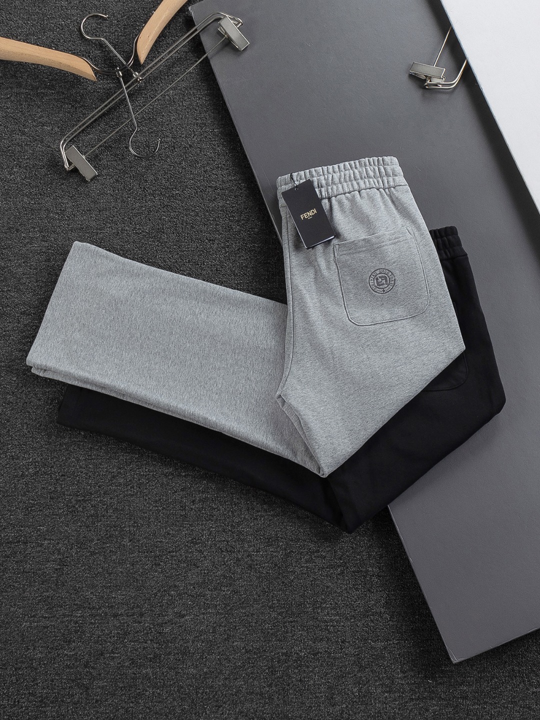 Pantalón Recto Fendi con Logo, Cómodo y Elegante para Hombre | Otoño/Invierno 5 o 1j4cu03kj1u1qc111ttv8v18re4
