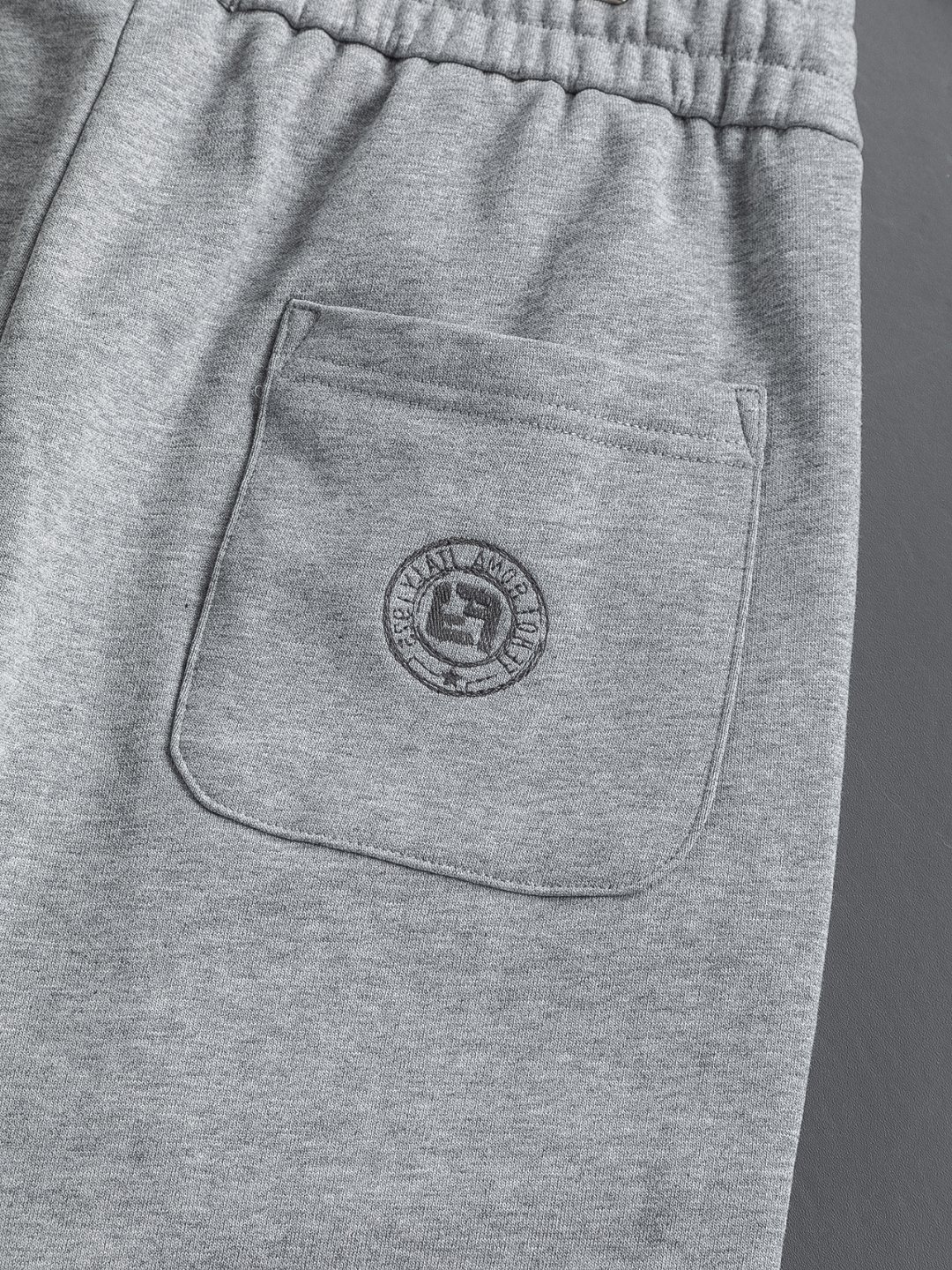 Pantalón Recto Fendi con Logo, Cómodo y Elegante para Hombre | Otoño/Invierno 8 o 1j4cu03kjh3mqp5k0etqp1enc2