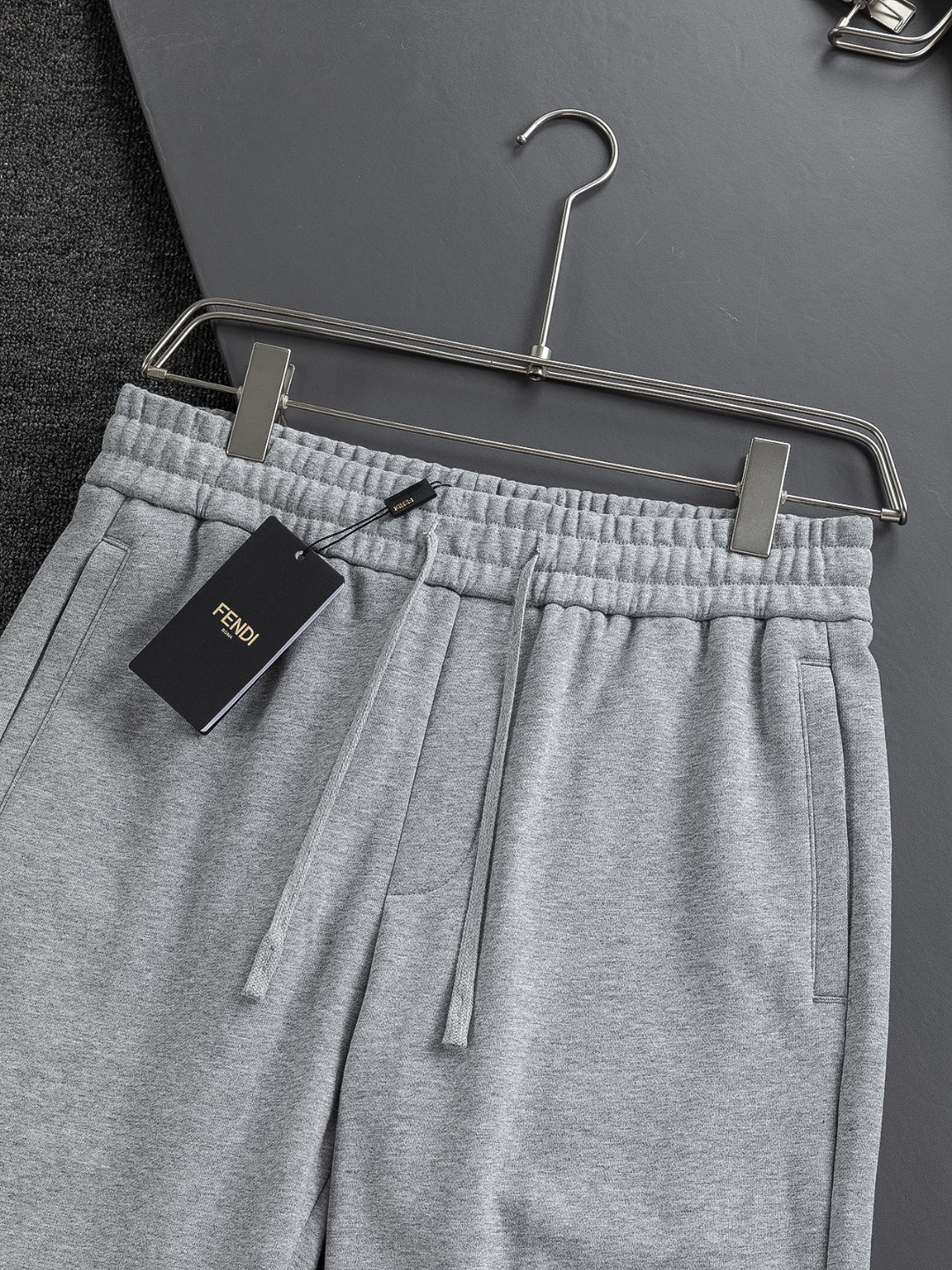 Pantalón Recto Fendi con Logo, Cómodo y Elegante para Hombre | Otoño/Invierno 6 o 1j4cu03kk1n8hf7816ts12kkji56