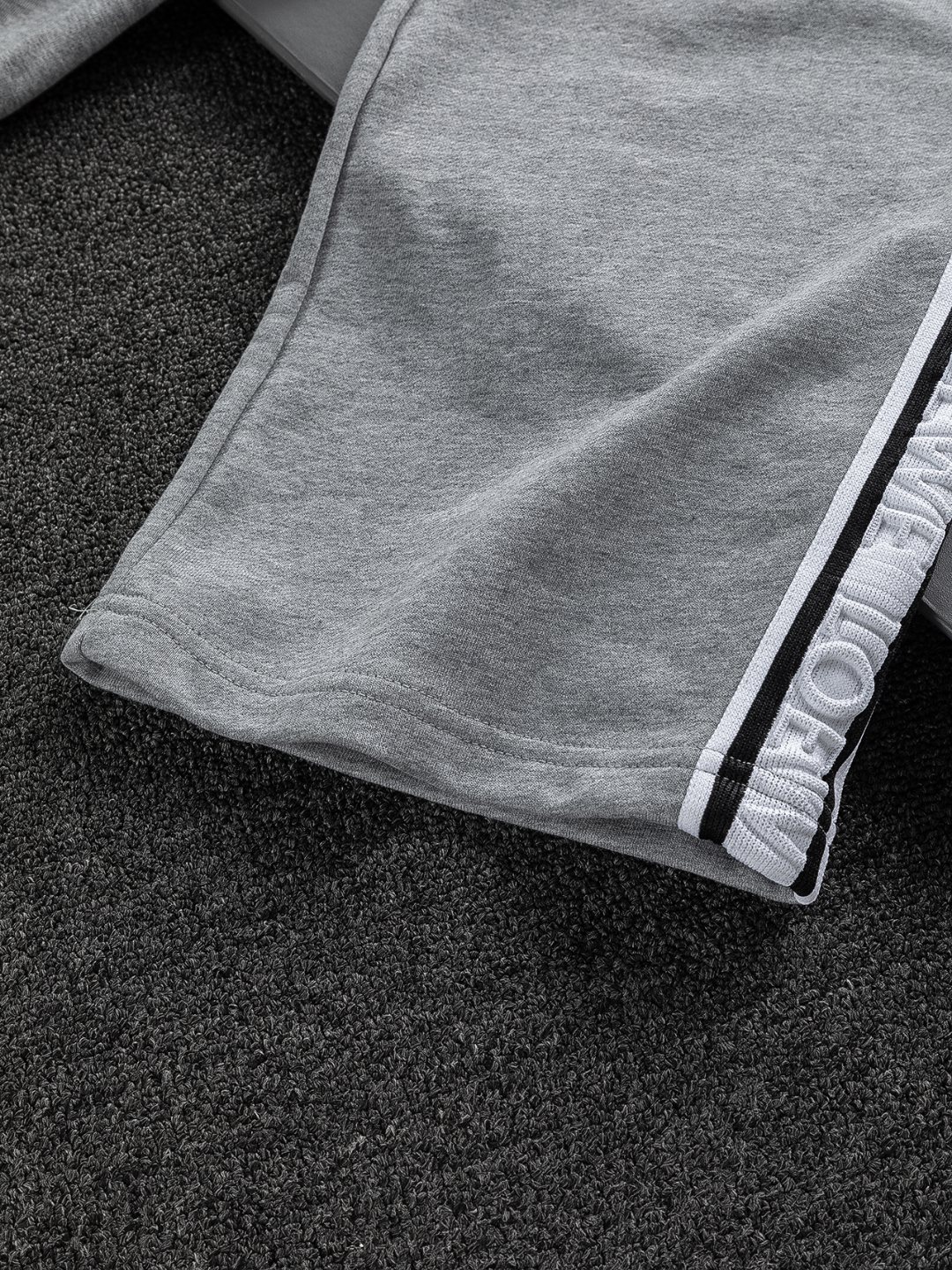 Pantalón Recto Loewe con Detalle de Logotipo Bordado y Cinta Lateral 4 o 1j4cud3p51490oug1jjnr6q1mp90