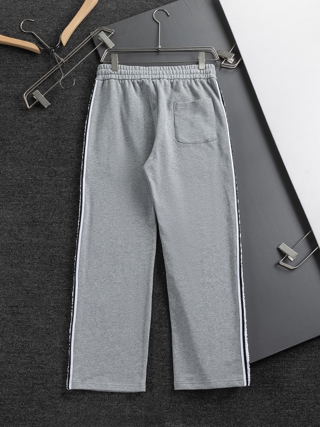Pantalón Recto Loewe con Detalle de Logotipo Bordado y Cinta Lateral 3 o 1j4cud3p51no61jfm69a1uhubj31