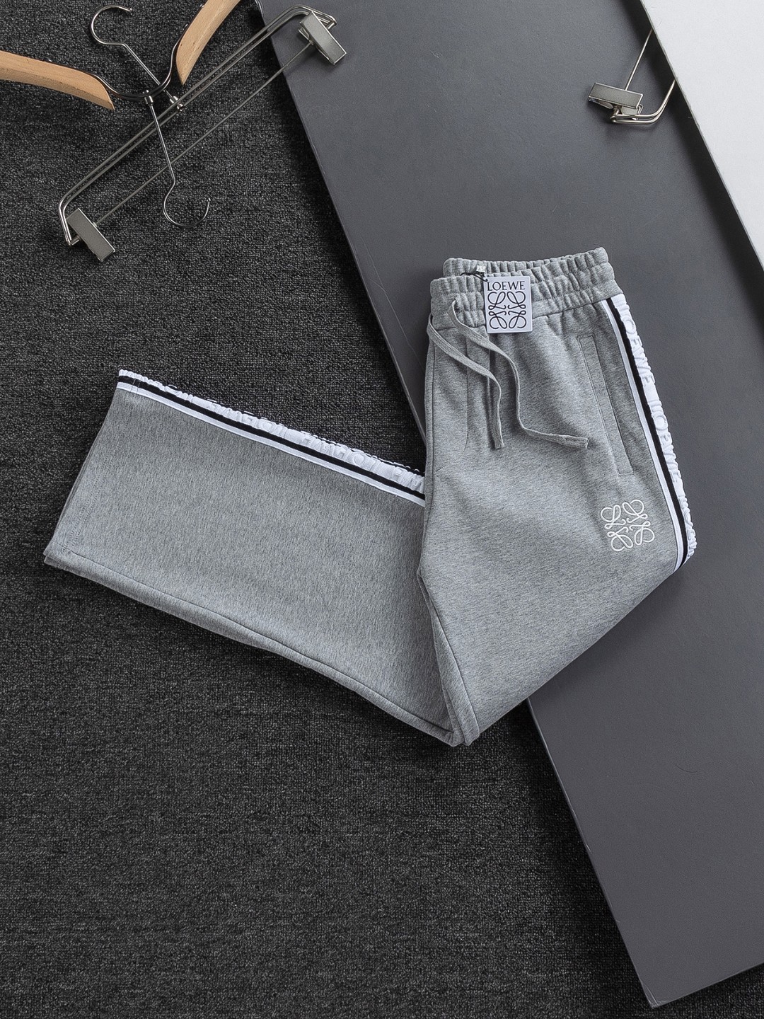 Pantalón Recto Loewe con Detalle de Logotipo Bordado y Cinta Lateral 5 o 1j4cud3p61a6p13kr1qju1g8124l3