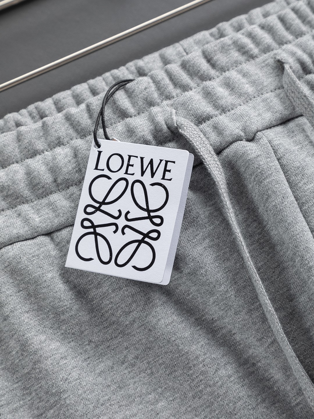 Pantalón Recto Loewe con Detalle de Logotipo Bordado y Cinta Lateral 12 o 1j4cud3p81fc1ee7lir1fm21t4f8