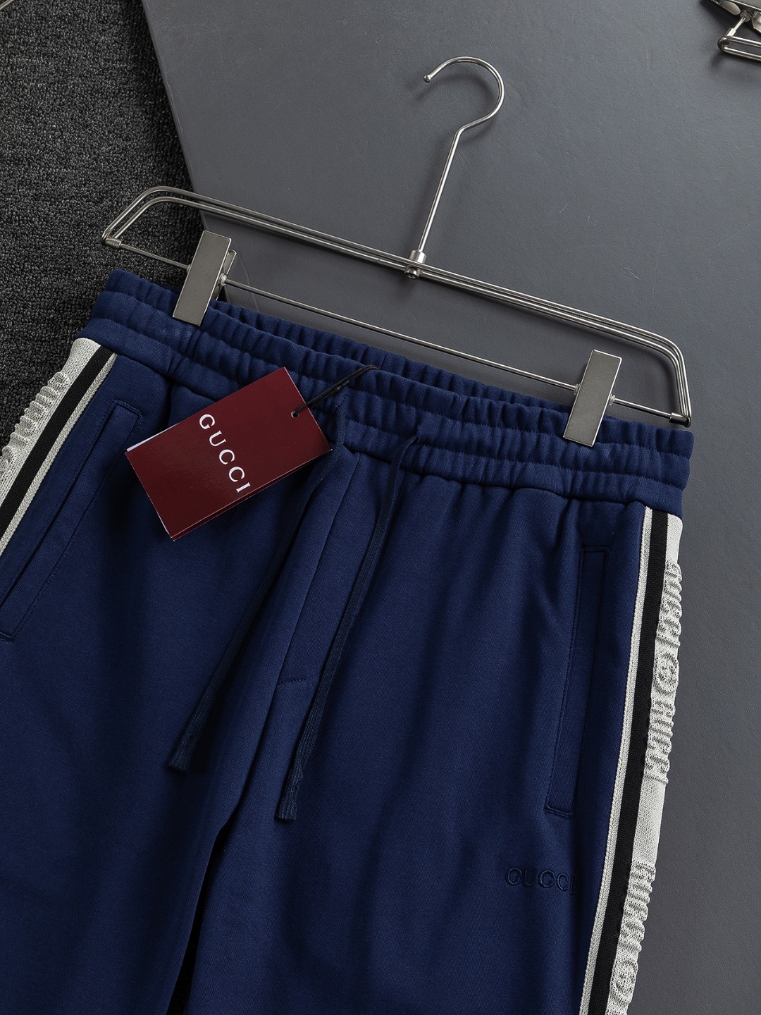 Pantalón Recto Gucci con Logo Bordado y Rayas Laterales en Azul Marino 5 o 1j4cuqc451hvfv822tqsqq1phl2