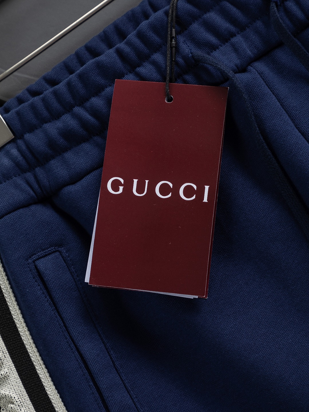 Pantalón Recto Gucci con Logo Bordado y Rayas Laterales en Azul Marino 12 o 1j4cuqc4612vs135f1bto15iouf33