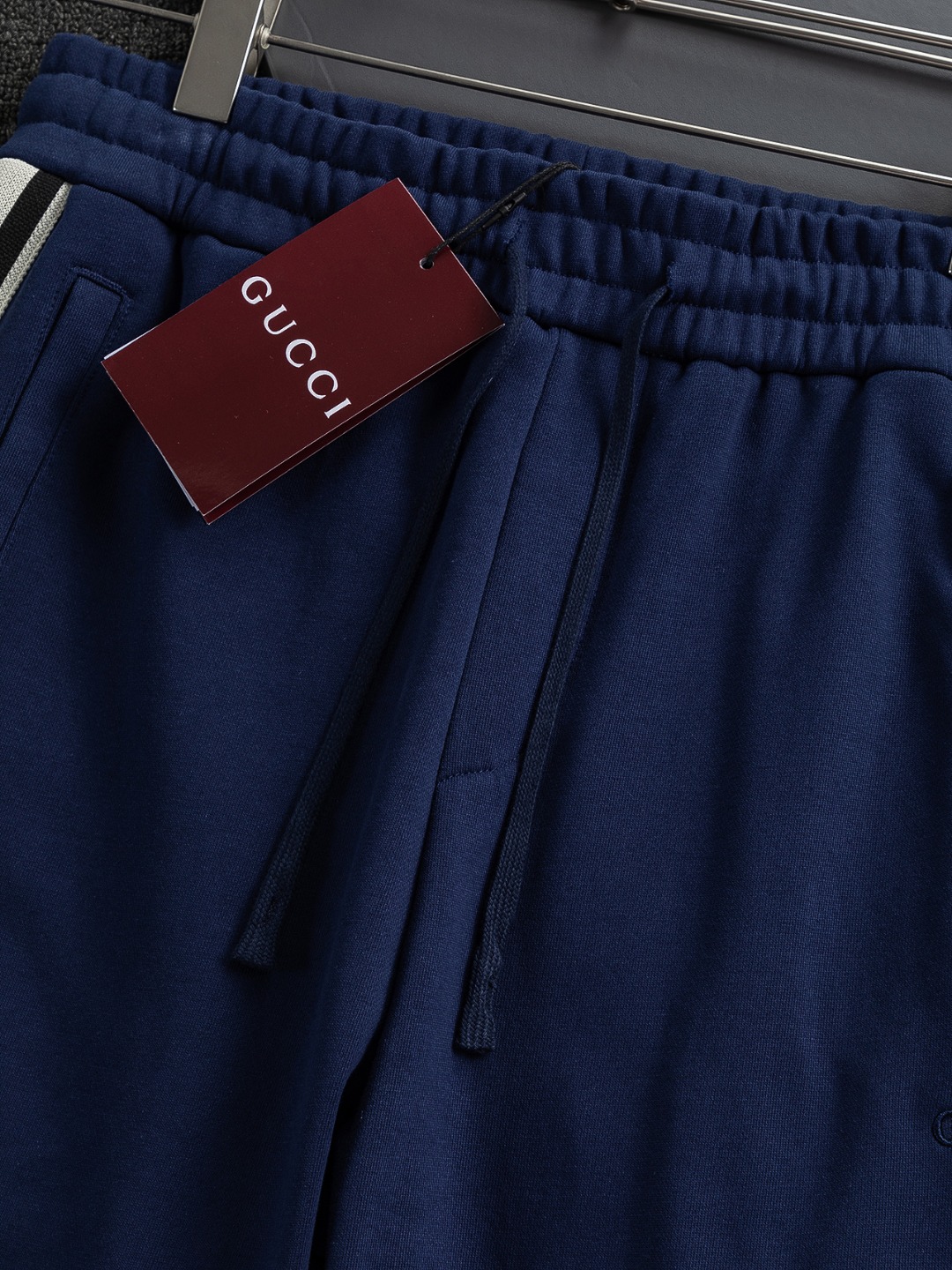 Pantalón Recto Gucci con Logo Bordado y Rayas Laterales en Azul Marino 6 o 1j4cuqc461pmam63117e1t6p15sr4