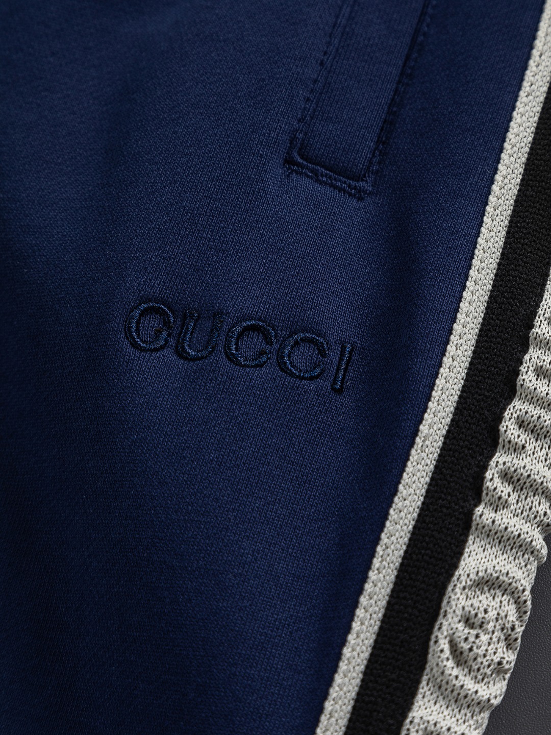 Pantalón Recto Gucci con Logo Bordado y Rayas Laterales en Azul Marino 8 o 1j4cuqc46ima1ma81shn181l184l5