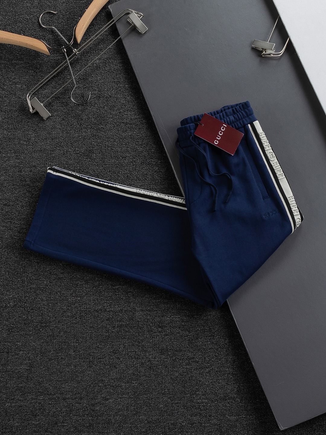 Pantalón Recto Gucci con Logo Bordado y Rayas Laterales en Azul Marino 4 o 1j4cuqc492nhmku1076ch1gdna
