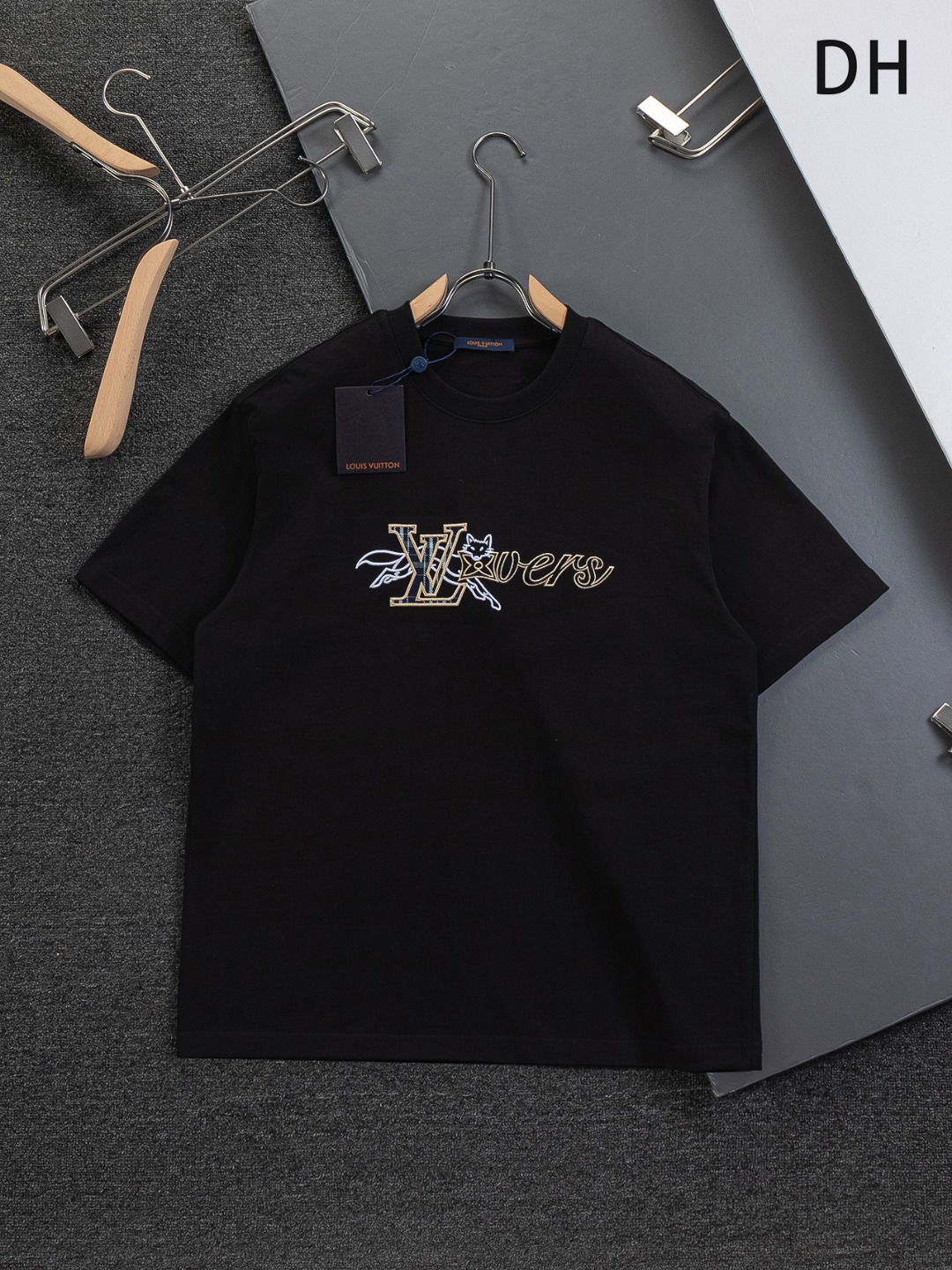 P85 Louis Vuitton 1V LV lv versión ligeramente ancha S-XL LV 26ss nuevos productos están disponibles en los mostradores…