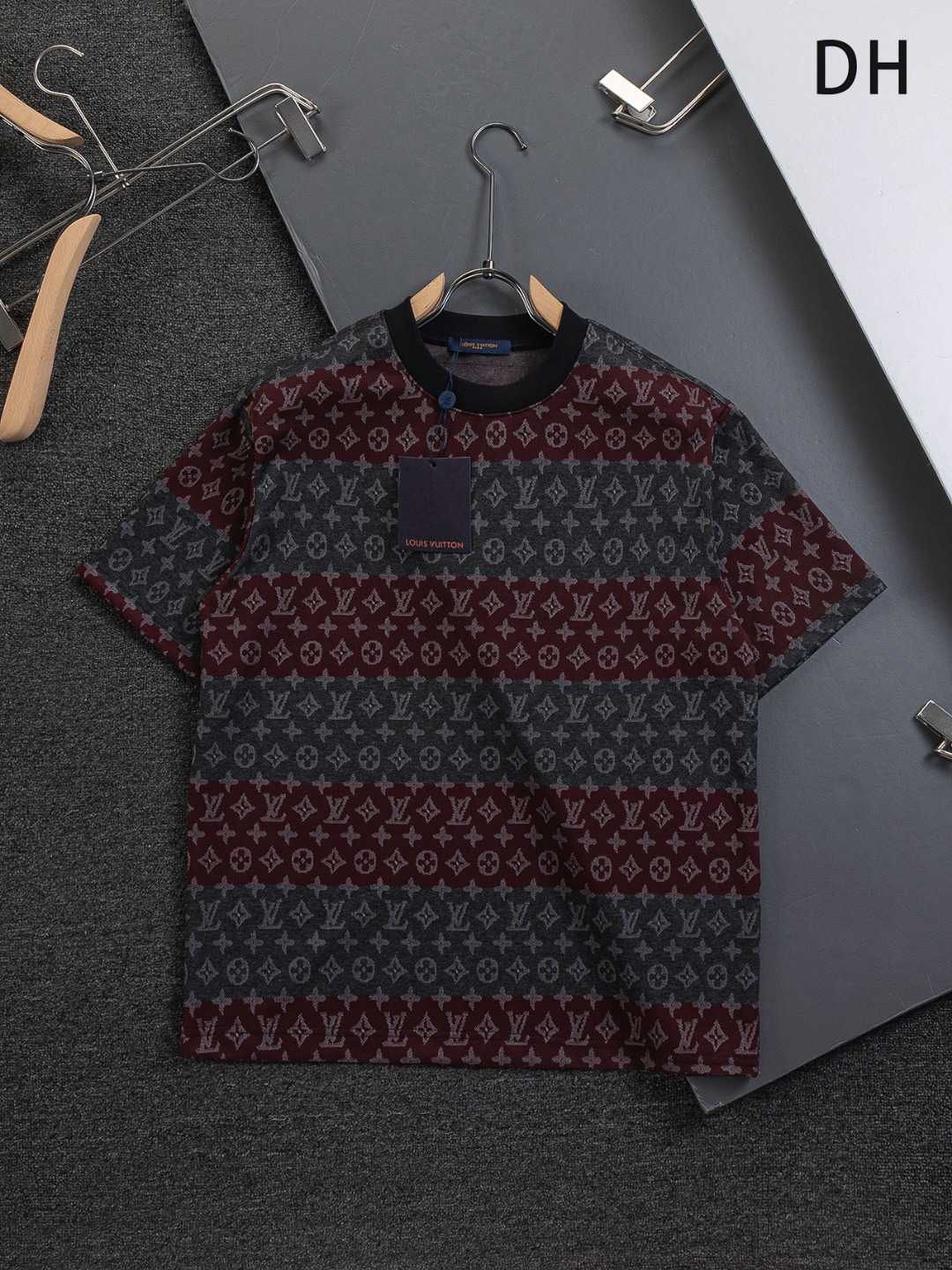 P90 Louis Vuitton 路易威登 1V 驴家 LV lv 微宽版型S-XL LV 26ss新品专柜同步专柜上架 多重重工艺 满身撞色提花大条纹🪡刺绣 圆领短袖T恤，男女同款！寄予一身打造。官网同步，专柜纯棉面料！贴肤舒适，耐…