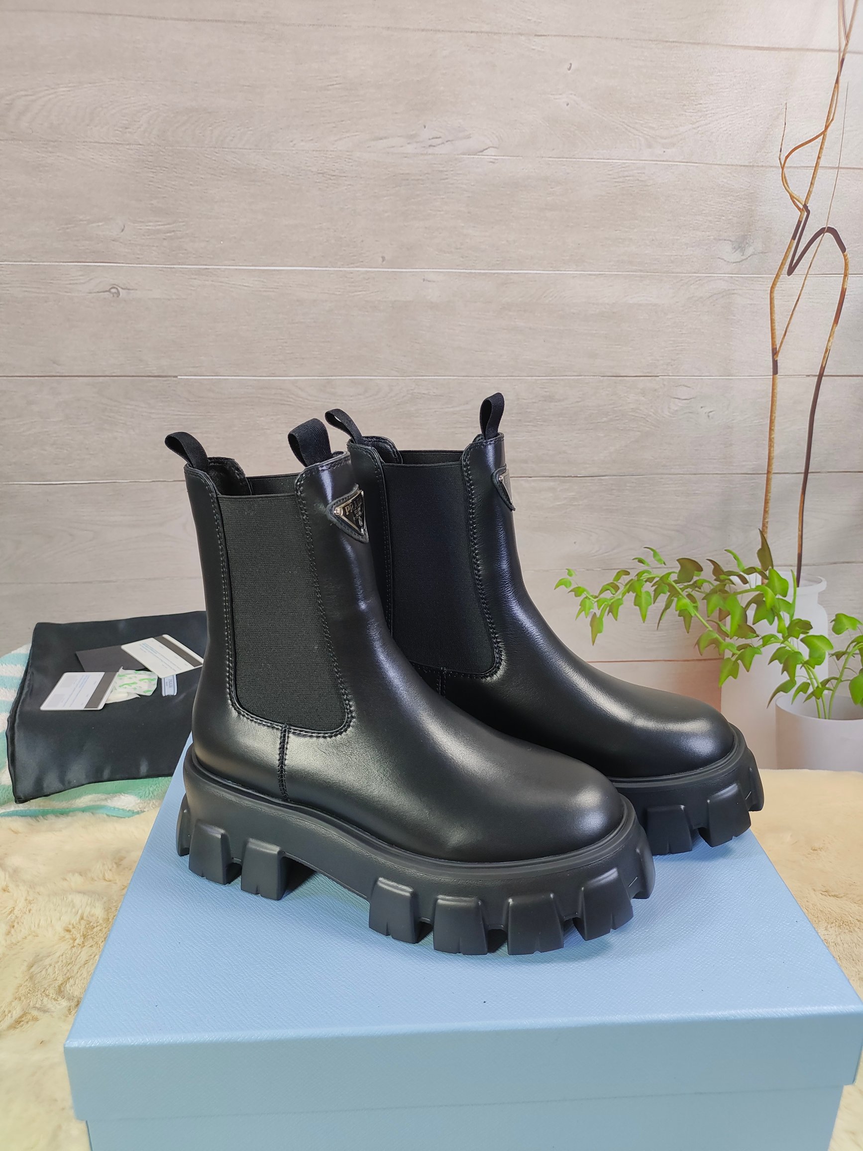 NO:536239,PRADA's latest autumn and winter short boots, imported calfskin, imported cowhide, large sole, Italian original IP foamed sole, size 35-41#, men's 39-45#, boots, prada, prada, boots, cowhide19860909PRADA普拉达最新秋冬短靴 面料进口小牛皮 内里进口牛皮 大底意大利原版IP发泡大底 码数女35-41# 男39-45#,靴子,prada,prada,boots,cowhide,Women's Shoes