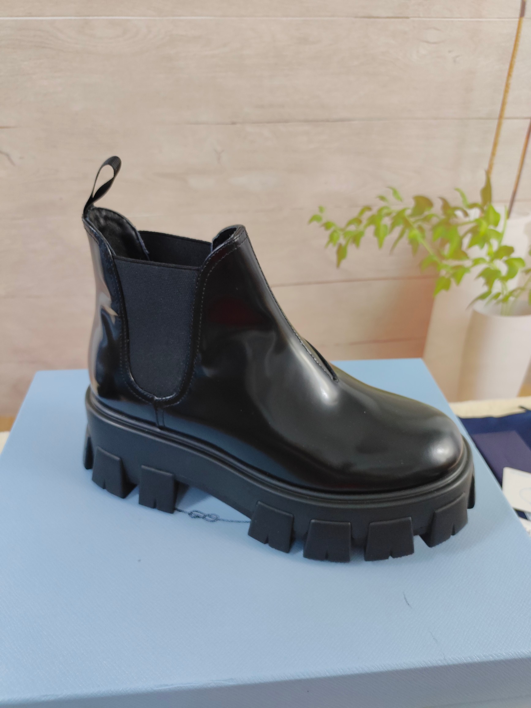 NO:264676,PRADA's latest autumn and winter short boots, imported calfskin, imported cowhide, large sole, Italian original IP foamed sole, size 35-41#, men's 39-45#, boots, prada, prada, boots, cowhide19860909PRADA普拉达最新秋冬短靴 面料进口小牛皮 内里进口牛皮 大底意大利原版IP发泡大底 码数女35-41# 男39-45#,靴子,prada,prada,boots,cowhide,Women's Shoes