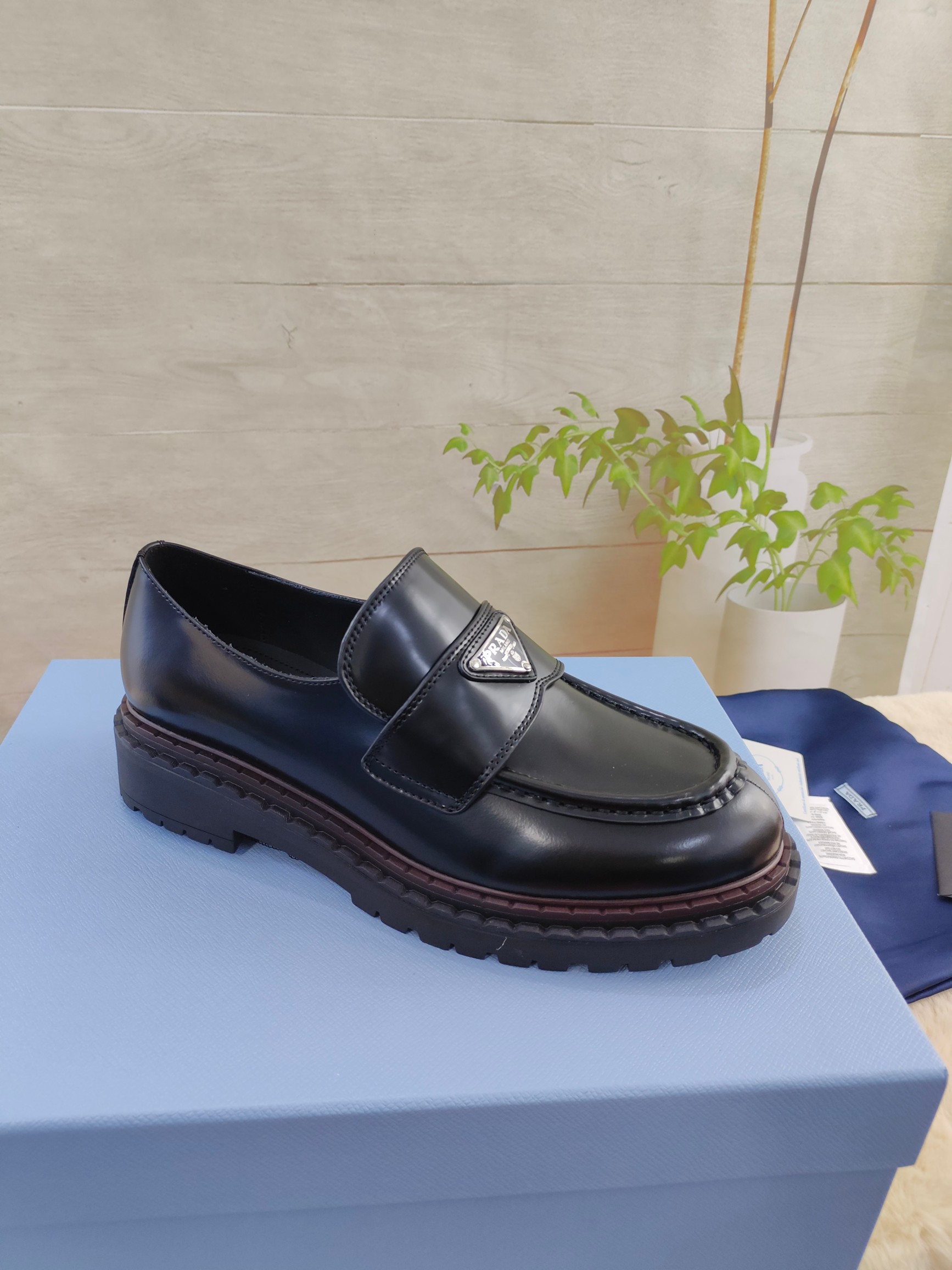 NO:234323,PRADA, 2025 early spring new men's shoes Prada top version Fabric beaded cowhide, inner cowhide, outsole, TPC combination, super light and comfortable on the feet, size 35 to 44, (women's 34.41. men's 38.45.46. Custom made), leather shoes, prada, prada, cowhide19860909PRADA,2025早春新款男鞋 普拉达顶级版本 面料开边珠牛皮,内里牛皮 大底,TPC组合,上脚超轻舒适 码数35至44,（女款 34.41.男.38.45.46.订做）,皮鞋,prada,prada,cowhide,Women's Shoes